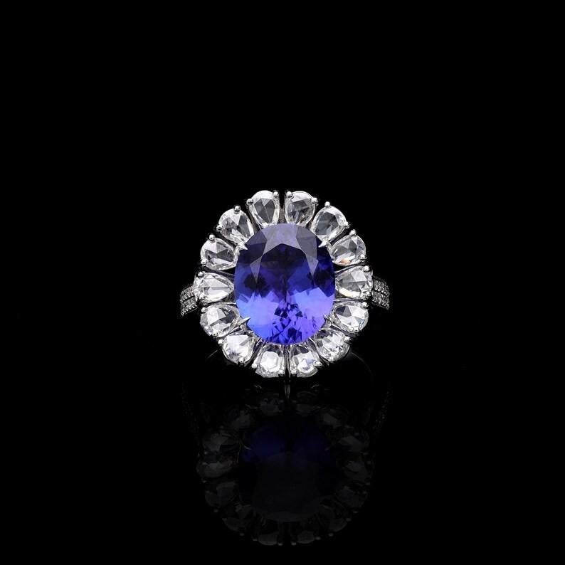 Realizzato in oro a 18 carati, questo anello unico è meticolosamente incastonato con una tanzanite di 5,12 carati e 2,13 carati di diamanti scintillanti.

SEGUITE la vetrina di MEGHNA JEWELS per vedere le ultime collezioni e i pezzi esclusivi.
