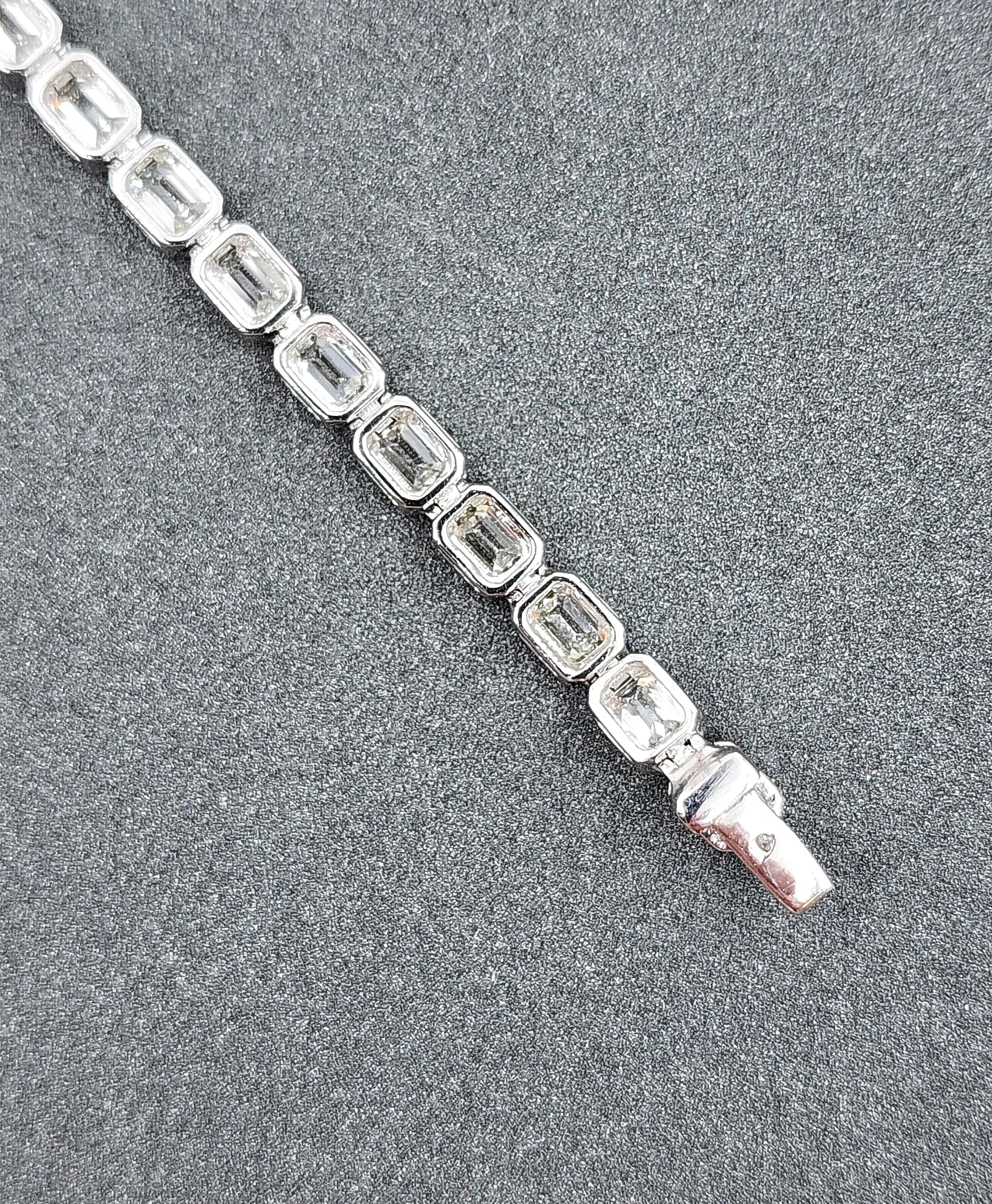 5.12 ct Emerald Cut East-West Bezel Set Tennis Bracelet In New Condition In Chicago, IL
