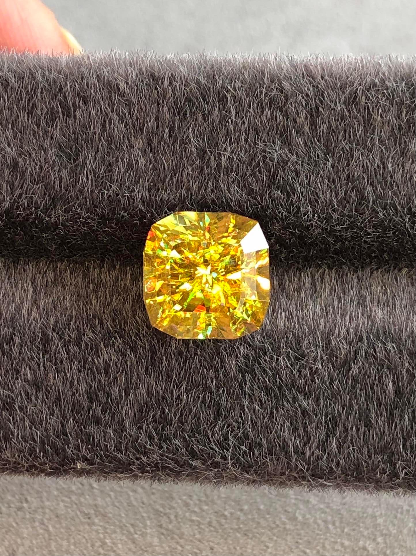 5.12 Ct Natürlich  Sphene Hochpräzise Kanarienvogel Farbe Madagaskar Edelstein (Brillantschliff) im Angebot