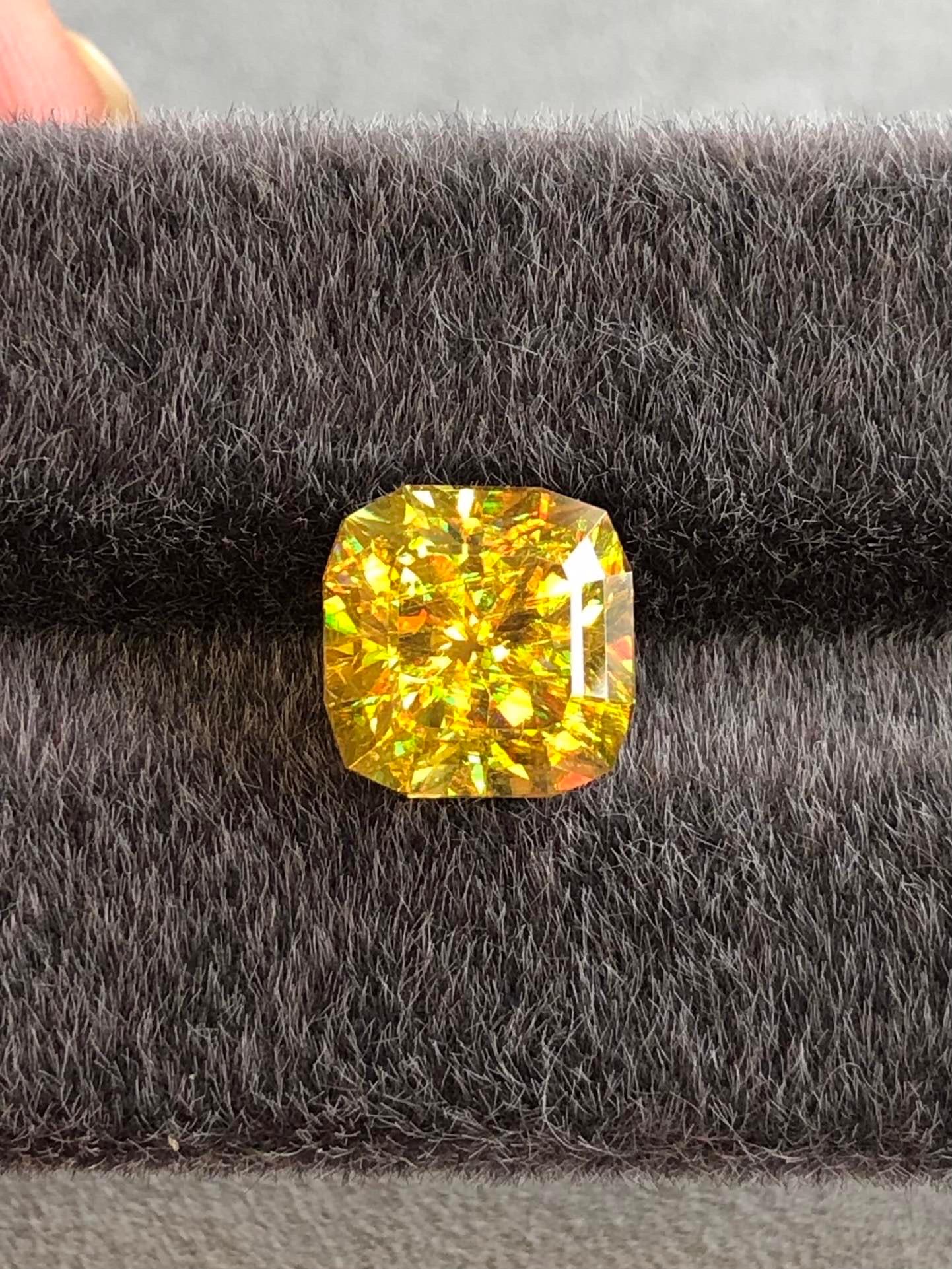5.12 Ct Natürlich  Sphene Hochpräzise Kanarienvogel Farbe Madagaskar Edelstein im Zustand „Neu“ im Angebot in bangkok, TH
