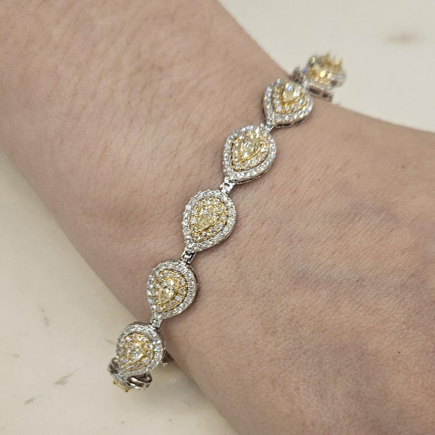 Bracelet fantaisie en diamants blancs de 5,12 carats et diamants jaunes clairs de 3,5 carats, taille poire  en vente 1