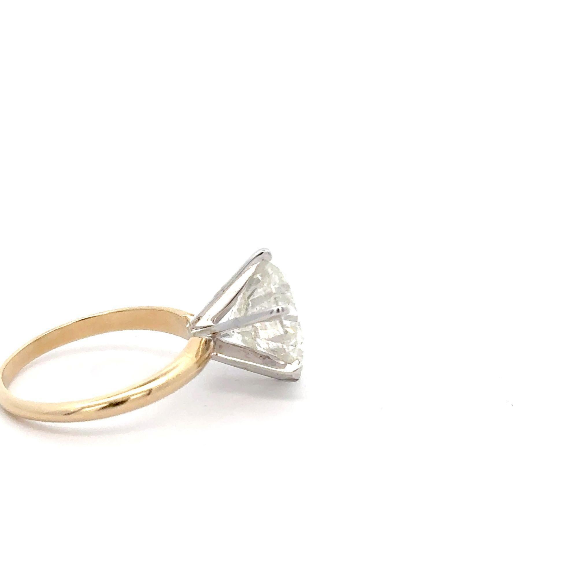 Brilliant Cut 5.13 Carat Round H/I1 Diamond 14K Two-Tone Solitaire Engagement Ring For Sale