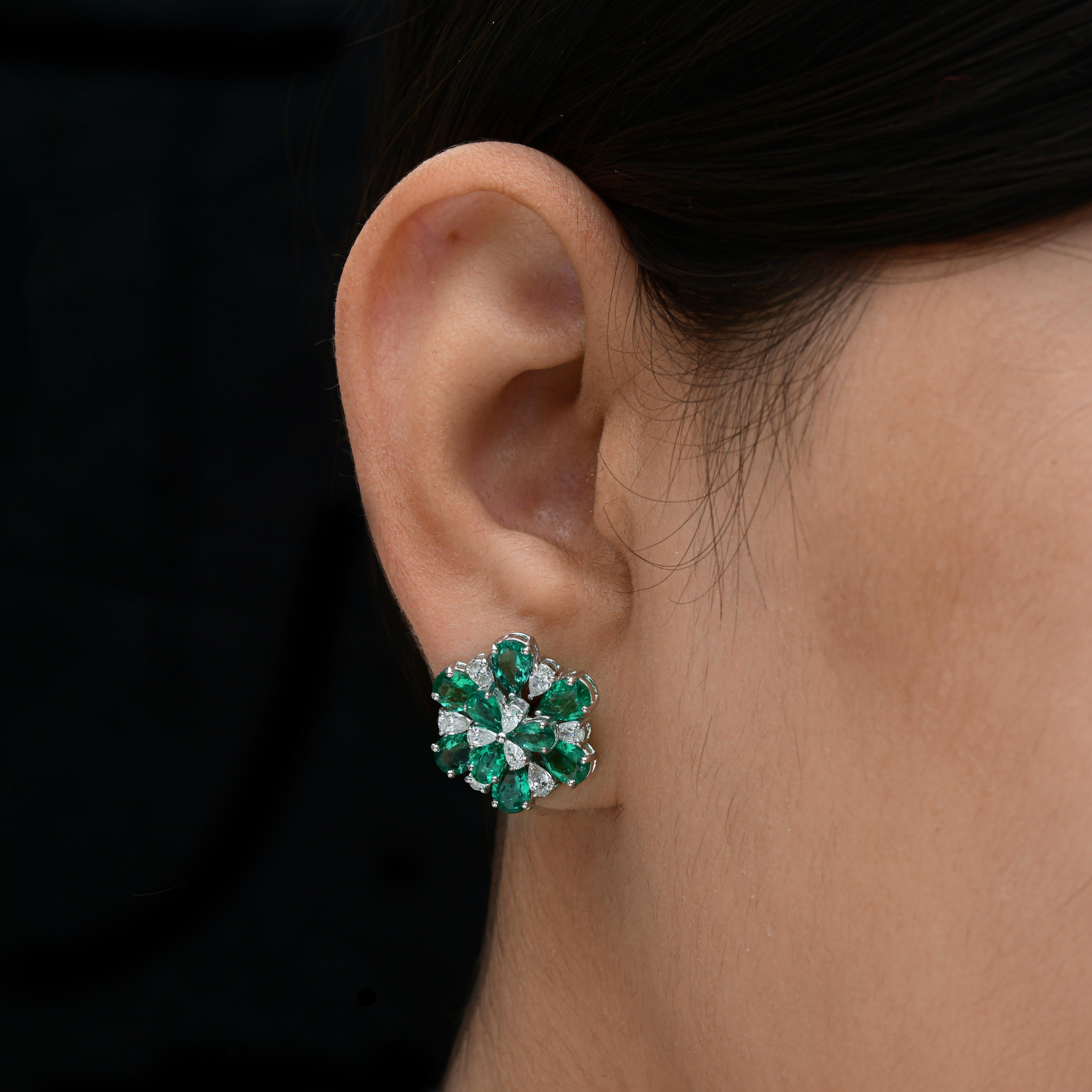 5,13 Karat sambischer Smaragd 1,14 Karat SI/H Diamant-Ohrringe aus 18 Karat Weißgold 
Die Ohrringe sind mit einem symmetrischen Blumenmotiv gestaltet. Um die Mitte herum sind birnenförmige Smaragde angeordnet, die wie zarte Blütenblätter eine