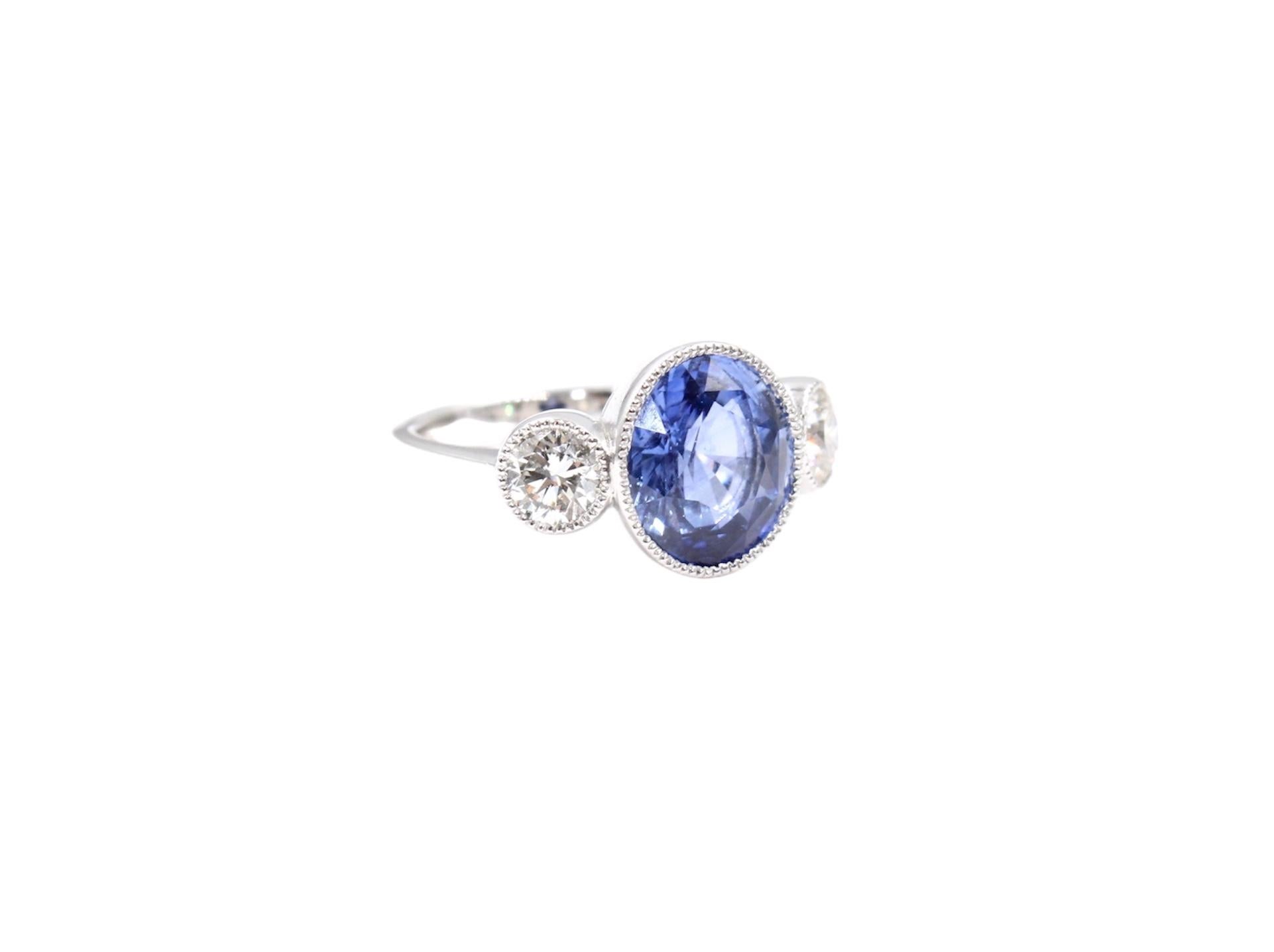 Ring made of gold 18k set with an oval shape Ceylon deep blue sapphire of 5.13 Carats and two side diamonds of 0.93 Carats total ( J colour - Vs clarity) 