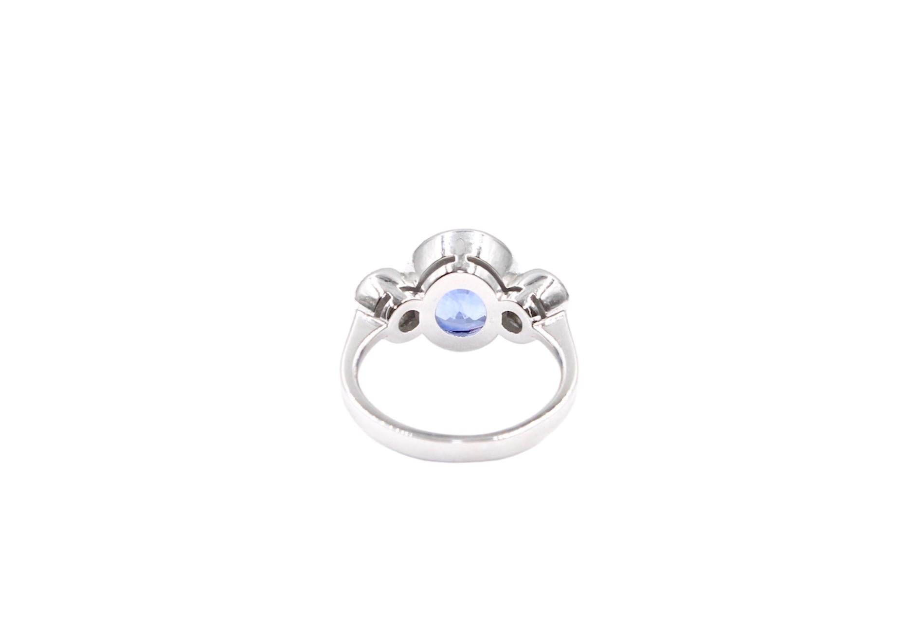 Modern 5.13 Carats Ceylon Deep Blue Sapphire and Diamond Gold 18k Ring For Sale