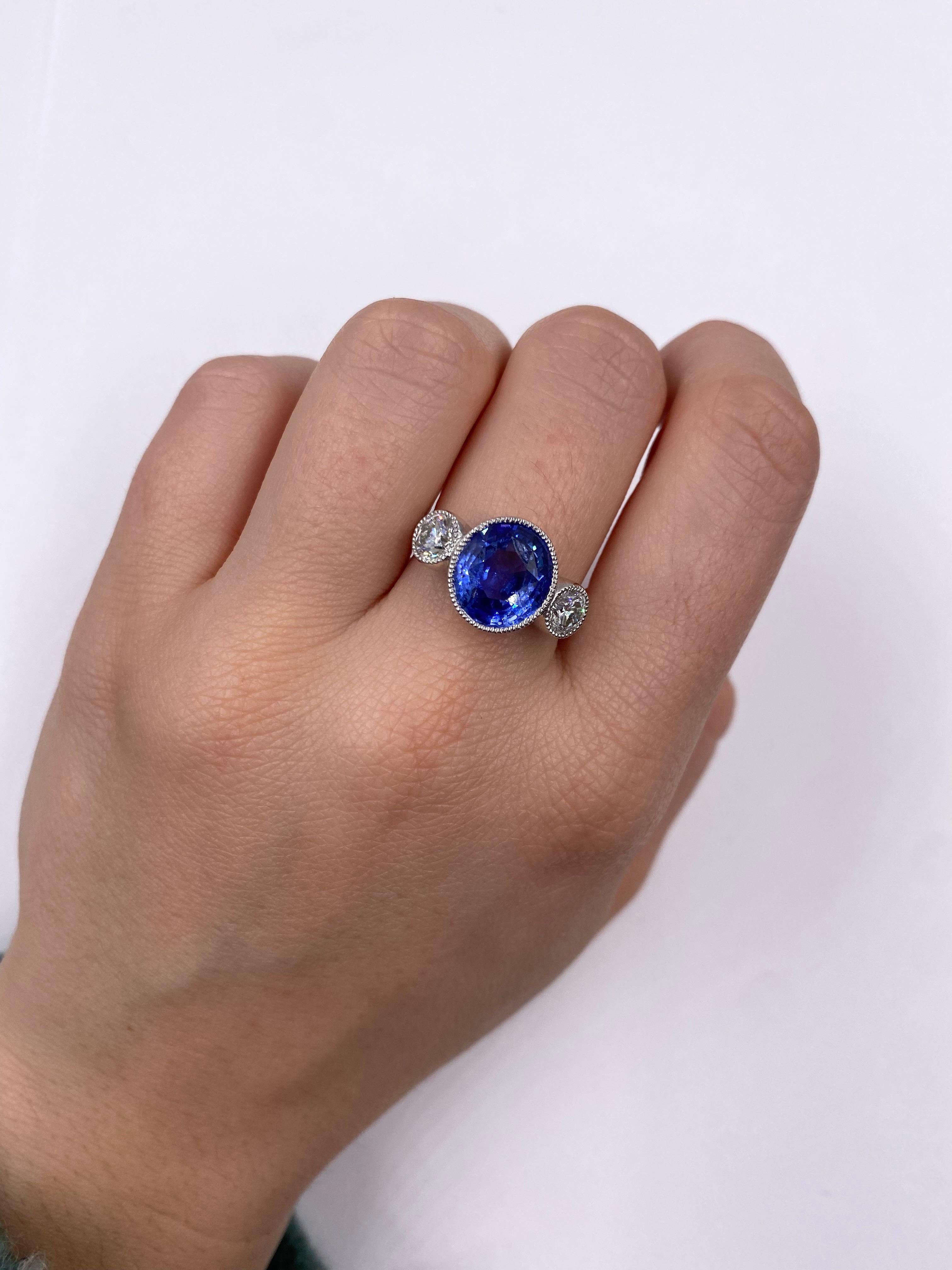 5.13 Carats Ceylon Deep Blue Sapphire and Diamond Gold 18k Ring In New Condition For Sale In Uccle, BE