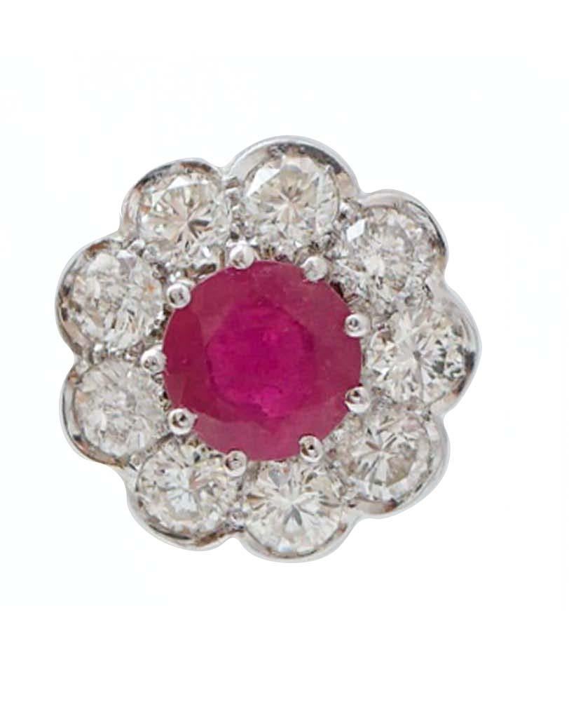 Elegantes boucles d'oreilles en platine et or blanc 18 carats montées avec un rubis central entouré d'une couronne de diamants.
Ces boucles d'oreilles ont été entièrement réalisées à la main par des maîtres orfèvres italiens et elles sont en parfait
