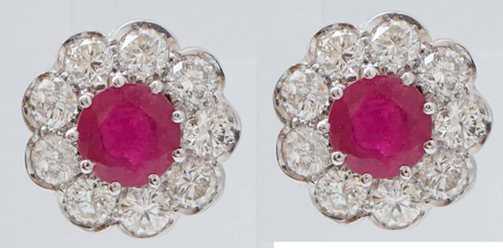Boucles d'oreilles de 5,13 carats de diamants, rubis, platine et or blanc 18 carats. en vente