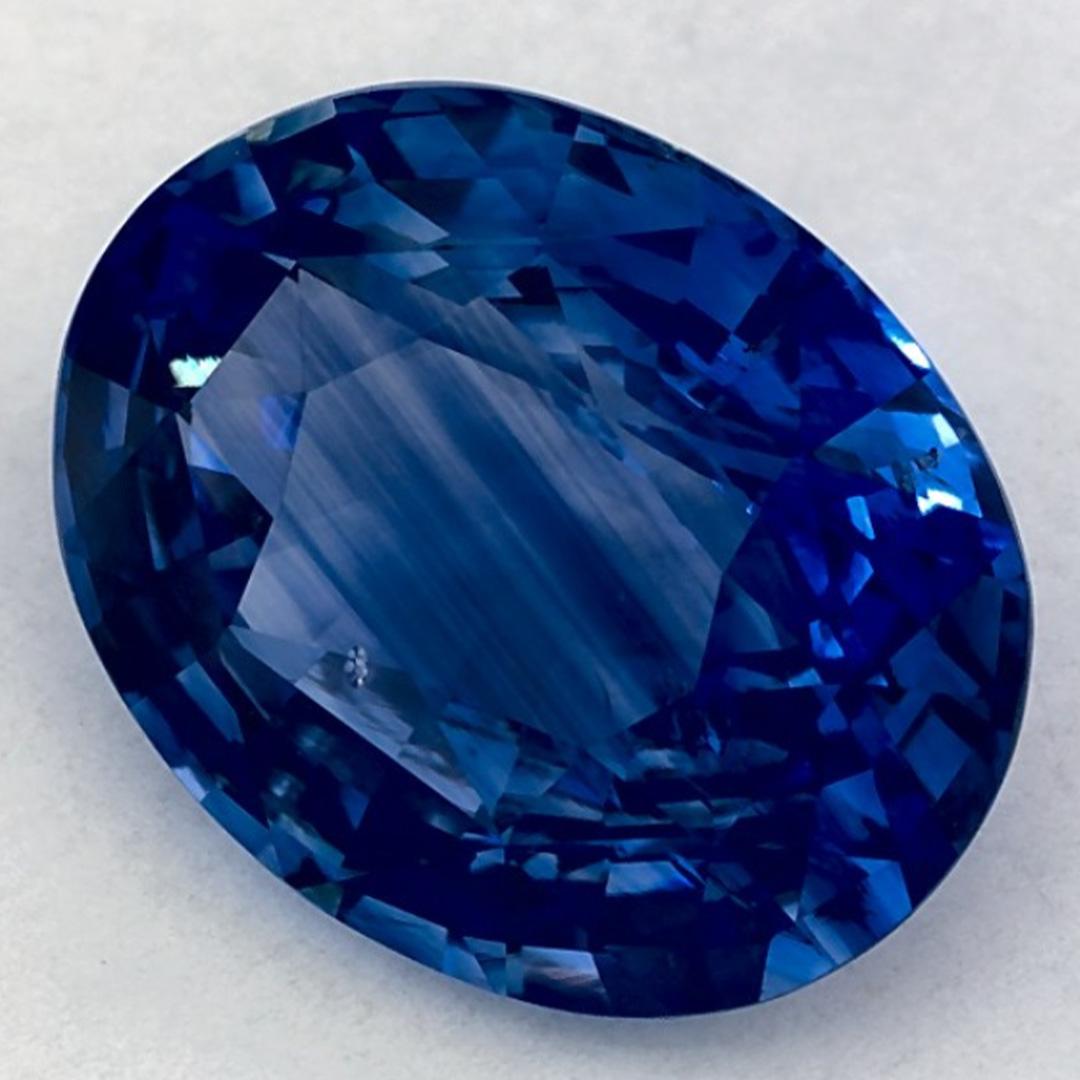Dieser natürliche blaue Saphir bietet Eleganz und Raffinesse. Mit seiner satten Farbsättigung und seinem präzisen Schliff ist er das perfekte Herzstück für einen Verlobungsring oder ein luxuriöses Schmuckdesign.

Dieser Saphir stammt aus Sri Lanka