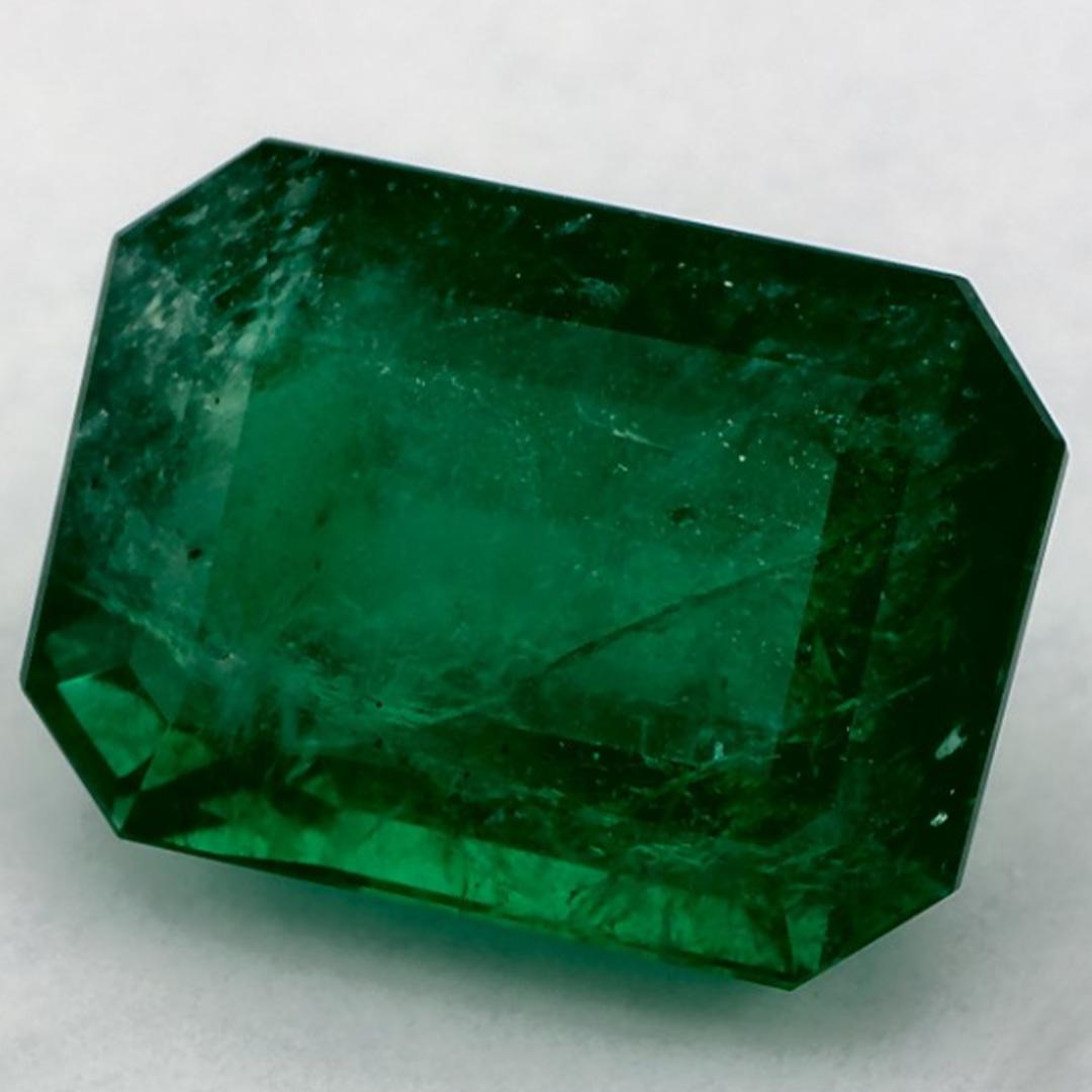 Con un vibrante tono verde, la piedra de nacimiento de mayo es un símbolo del renovado crecimiento primaveral. 

Explora la vibrante colección de esmeraldas, rubíes y zafiros de nuestra tienda, disponibles como gemas sueltas y combinadas con nuestra