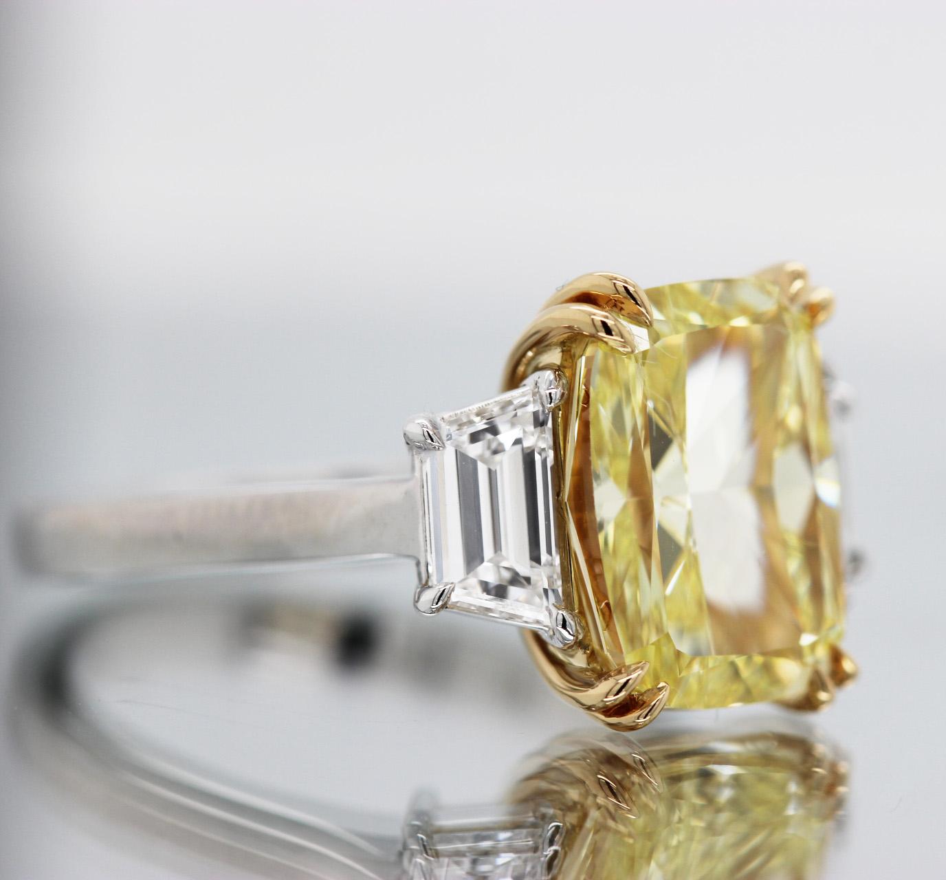 GIA-zertifizierter 5+ Karat Diamantring mit Kissenschliff in intensivem Gelb von Scarselli. Drei-Stein-Verlobungsring mit natürlichem, intensiv gelbem, kissenförmig geschliffenem Diamant in einer Fassung aus 18 Karat Gelbgold und Platin.

Dieser