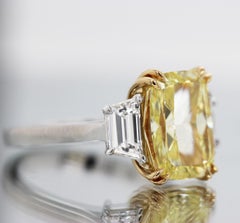 Anillo de compromiso de tres piedras con diamantes talla cojín amarillo intenso de 5,13 qt GIA