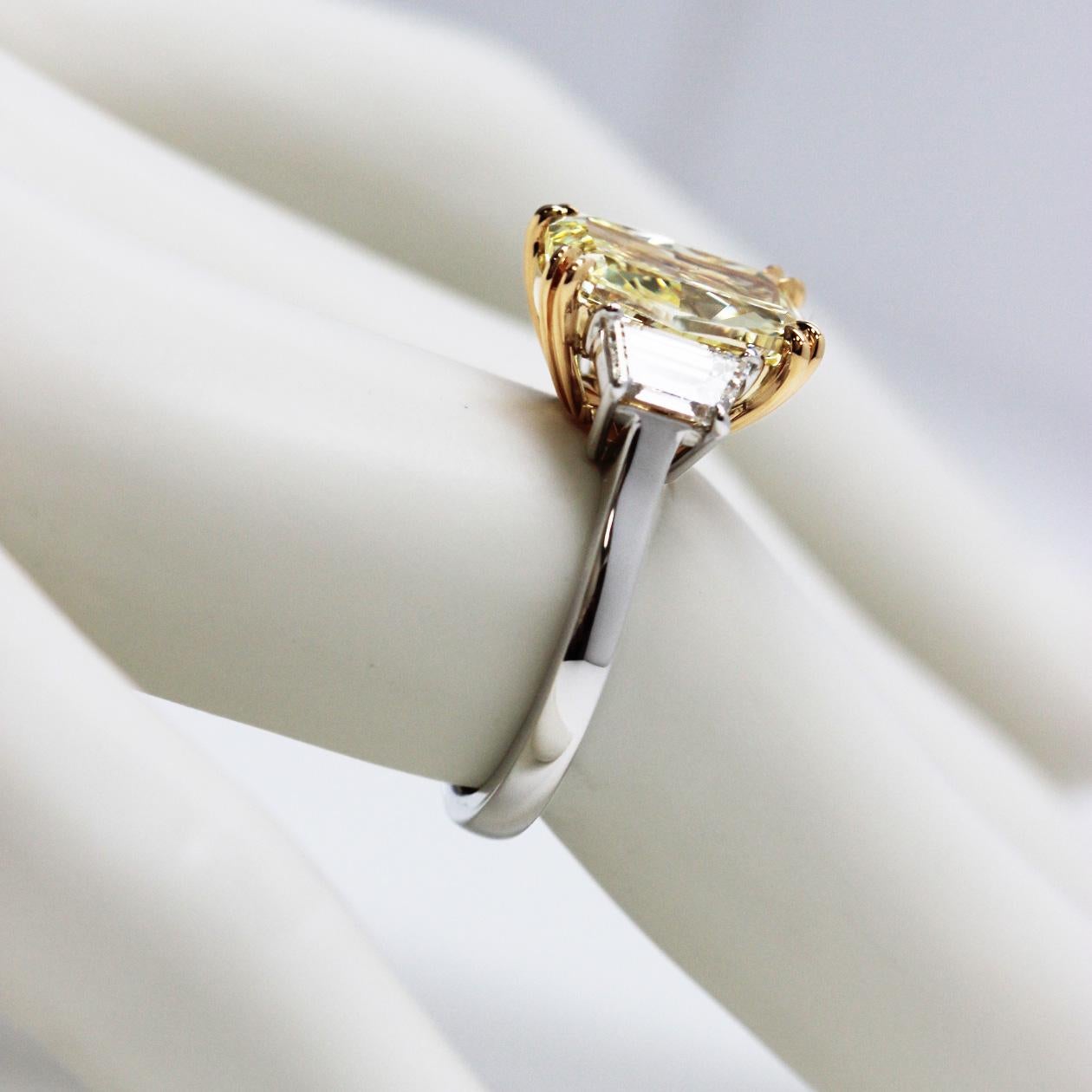5,13 Ct Fancy Intense Yellow Cushion Cut Diamant Dreistein Verlobungsring GIA (Zeitgenössisch) im Angebot