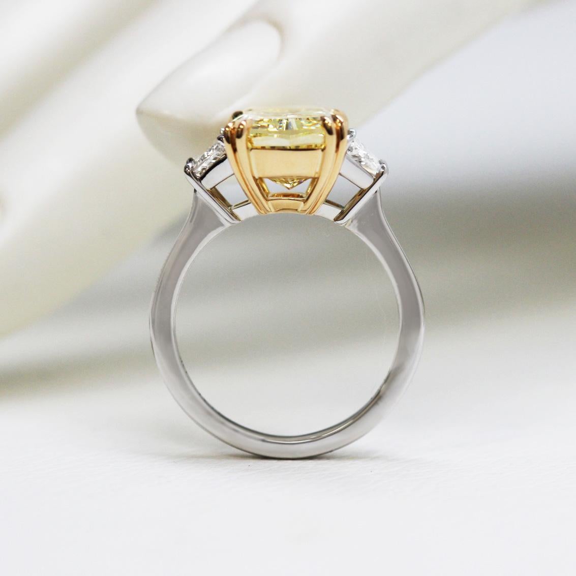 5,13 Ct Fancy Intense Yellow Cushion Cut Diamant Dreistein Verlobungsring GIA im Zustand „Neu“ im Angebot in New York, NY