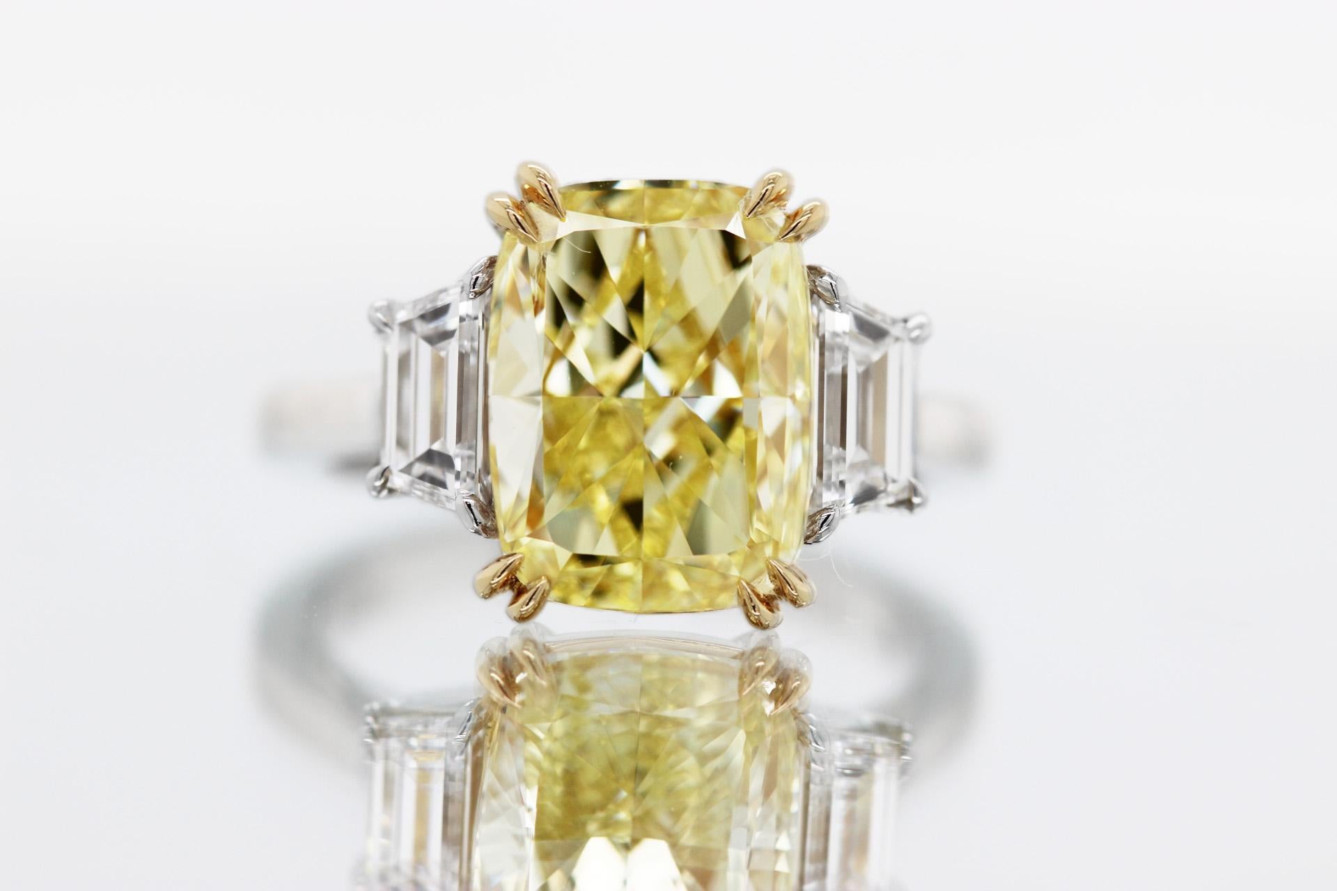 5,13 Ct Fancy Intense Yellow Cushion Cut Diamant Dreistein Verlobungsring GIA für Damen oder Herren im Angebot