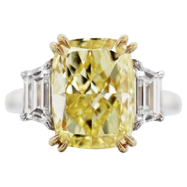 5,13 Ct Fancy Intense Yellow Cushion Cut Diamant Dreistein Verlobungsring GIA im Angebot
