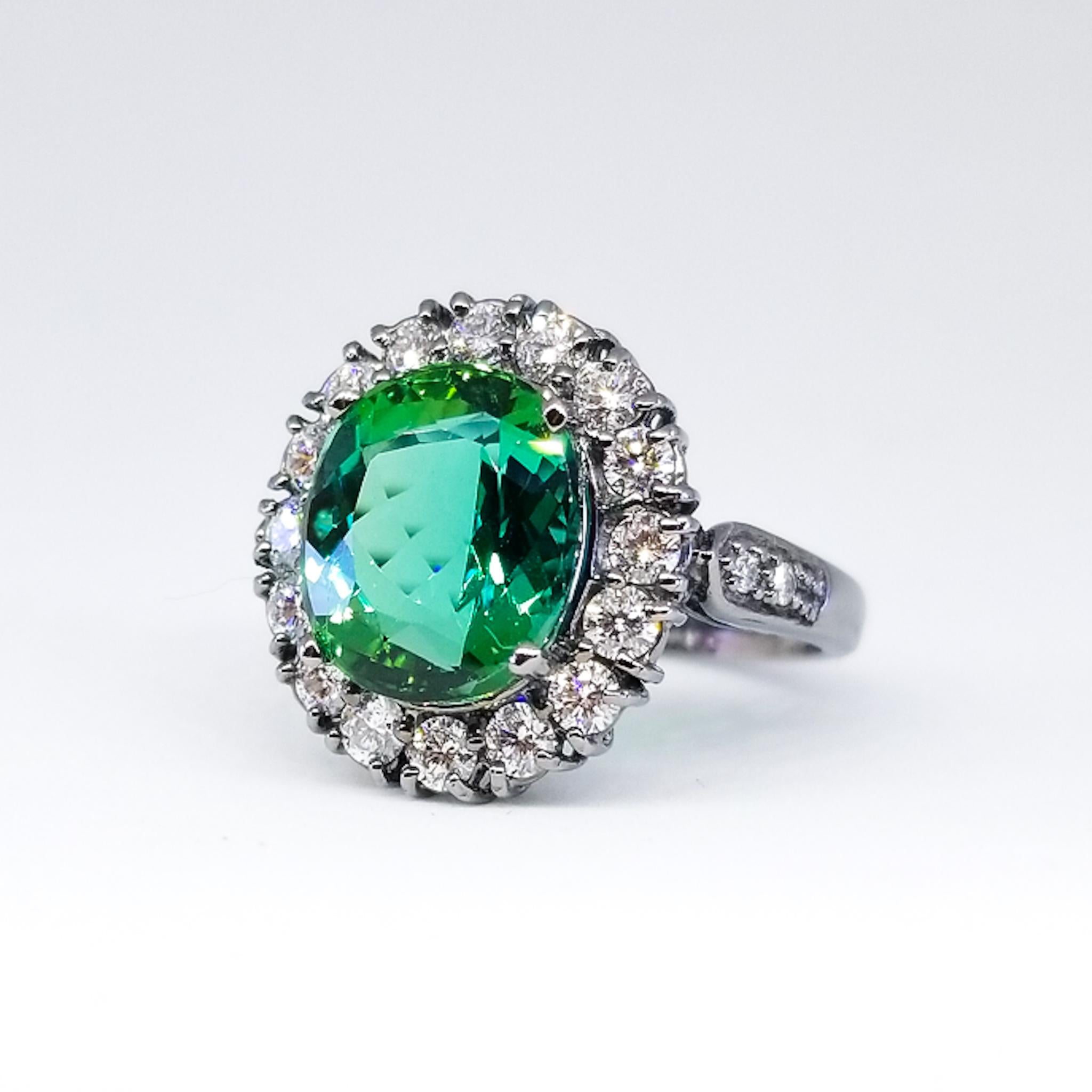 Schwarzgoldring mit 5,14 Karat natürlichem mintgrünem Turmalin und 1,70 Karat Diamant (Ovalschliff)