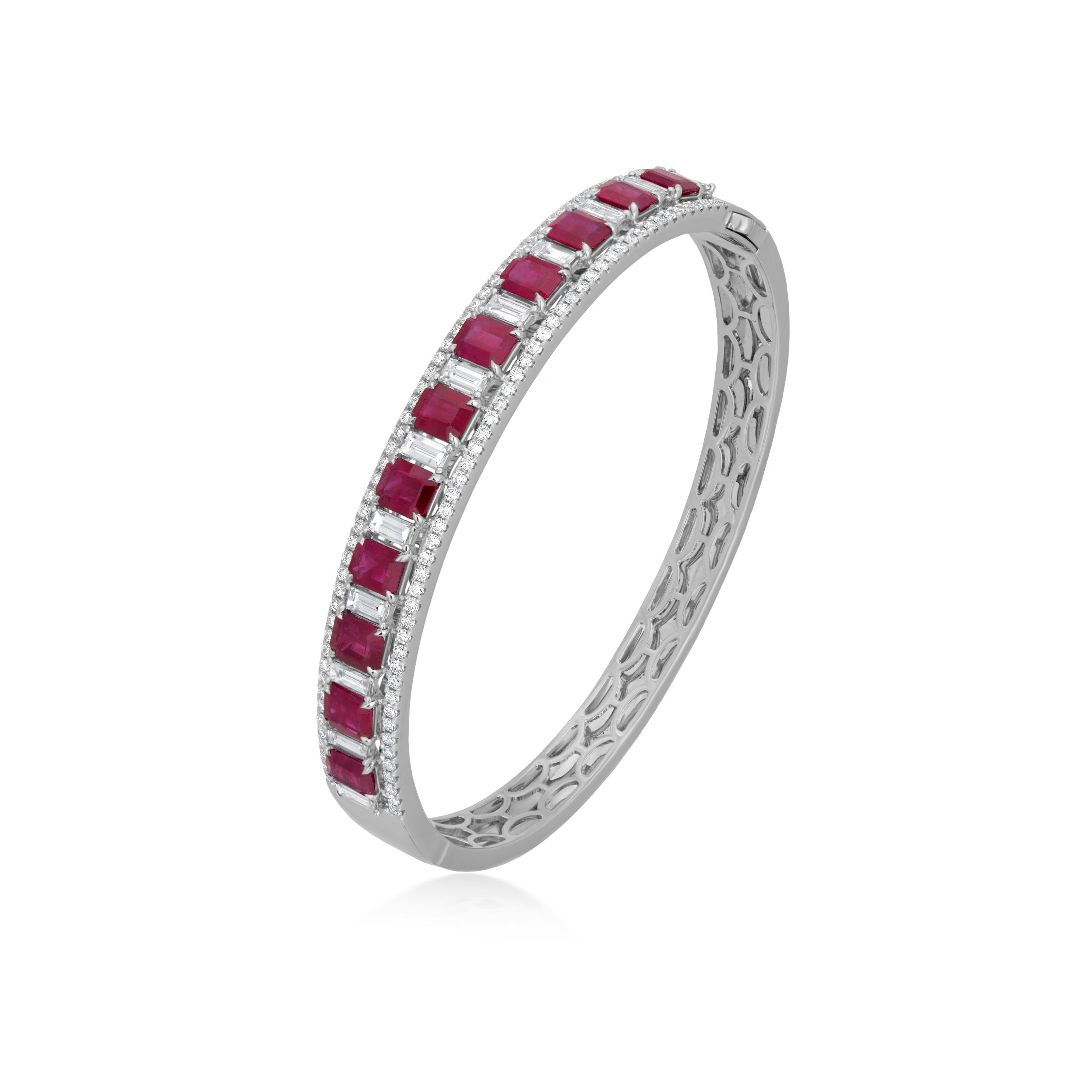 Dieser Armreif von Nigaam ist genau das Richtige für Sie, wenn Sie Ihrem Outfit das gewisse Etwas verleihen wollen. Legen Sie dieses einzigartige Schmuckstück einfach an! Zwei Reihen runder Diamanten im Brillantschliff mit einem Gewicht von 0,8