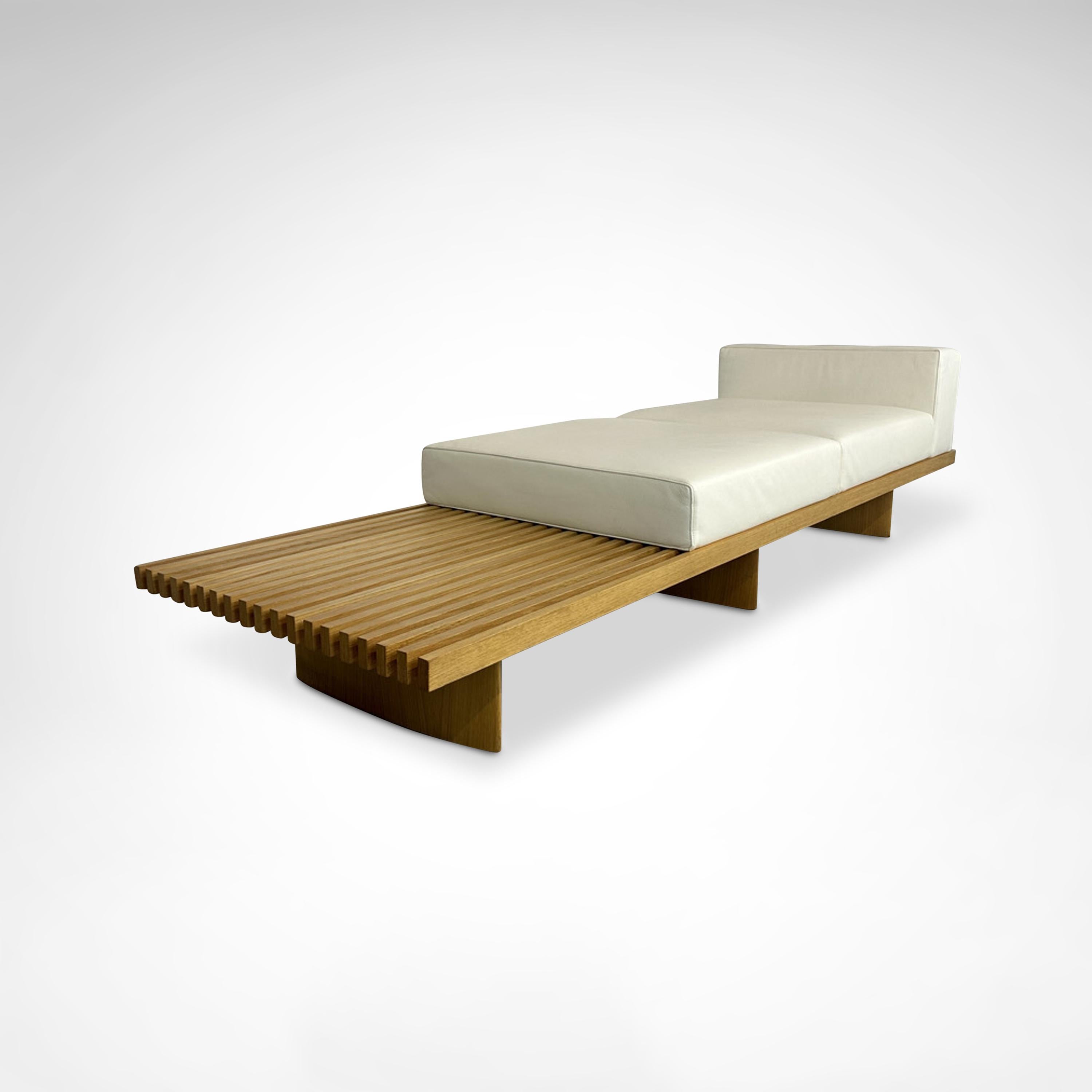 Magnífico e icónico diseño de Charlotte Perriand, el banco Refolo, también conocido comúnmente como banco Tokio, está fabricado en roble macizo natural con motivos geométricos y pies ligeramente ovalados colocados debajo. Un diseño icónico de
