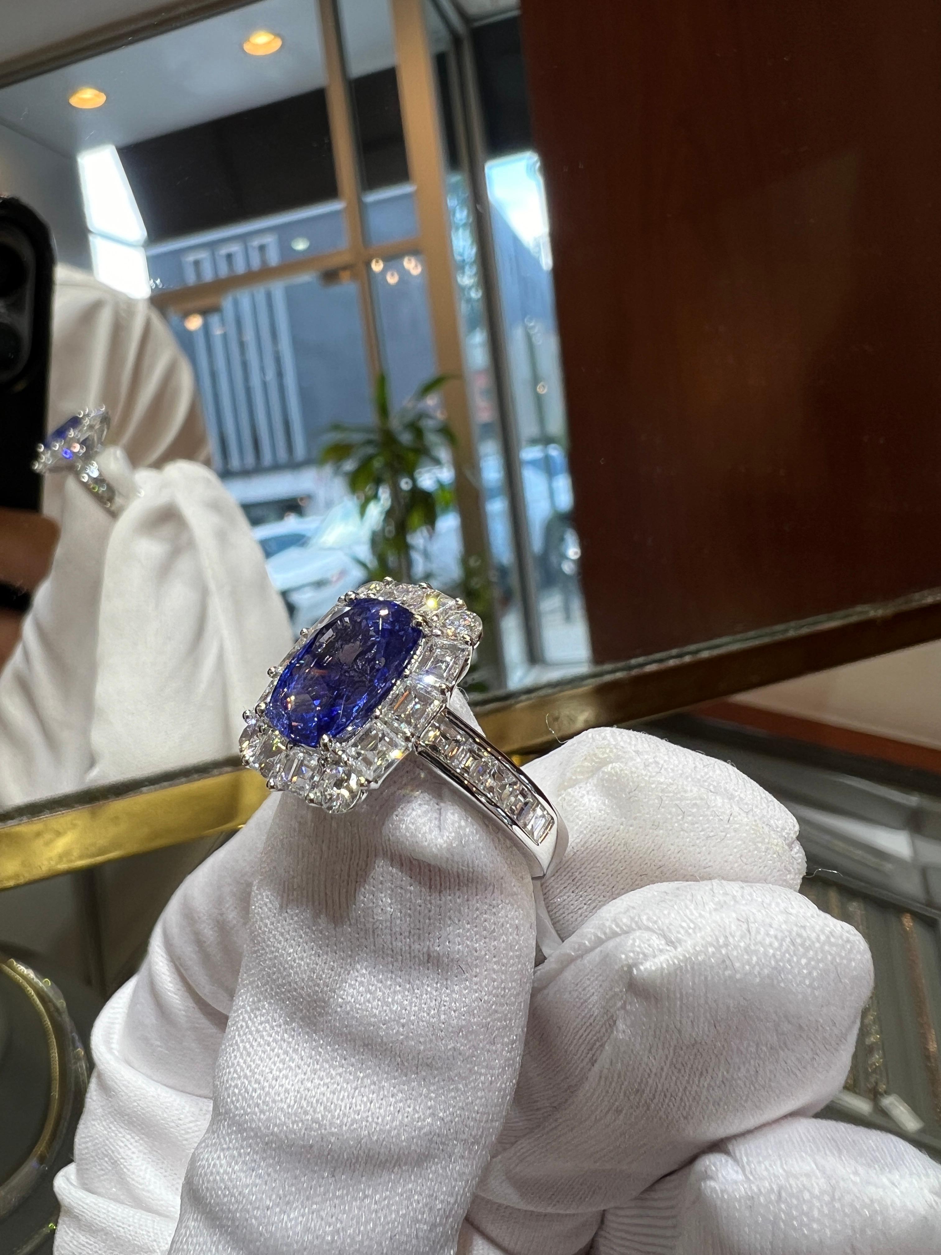 Anello aureola con zaffiro di Ceylon taglio cuscino allungato e diamante bianco taglio Asscher 5,14ct in vendita 7