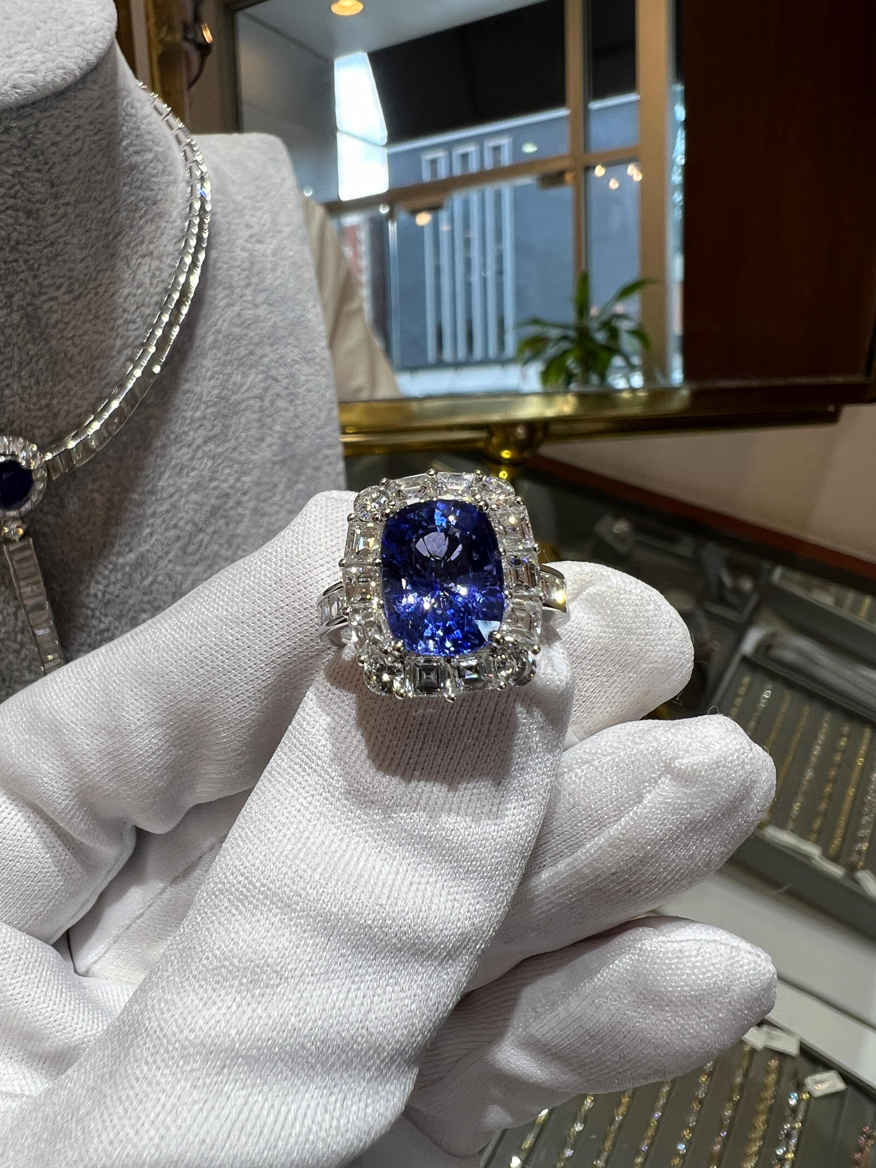 Anello con zaffiro di Ceylon a cuscino allungato e diamanti taglio Asscher da 5,14 carati

Anello in oro bianco 18 carati (Punzone 750). L'epitome di un vero zaffiro di Ceylon, la perfetta tonalità di zaffiro blu è racchiusa in questo splendido