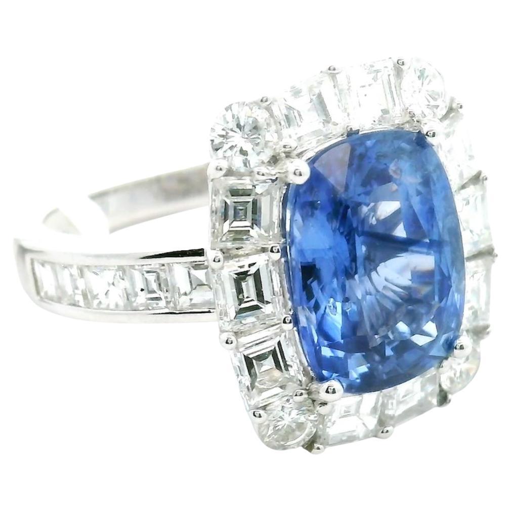 5,14 Karat länglicher Ceylon-Saphir mit Diamant im Asscher-Schliff Halo-Ring
Die ultimative Grand September Birthstone Schmuckstück, ein Ring für September Damen hier. 
Dieser exquisite Ring mit Saphiren und Diamanten ist ein Fest der zeitlosen