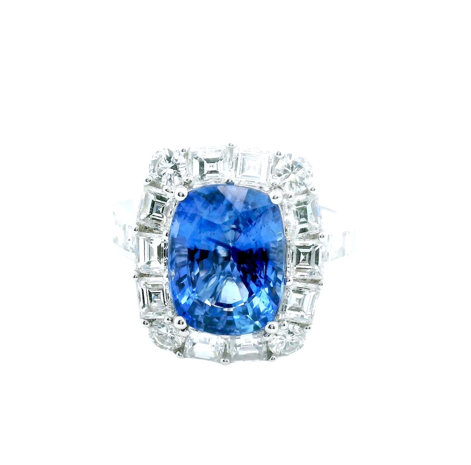 Contemporaneo Anello aureola con zaffiro di Ceylon taglio cuscino allungato e diamante bianco taglio Asscher 5,14ct in vendita