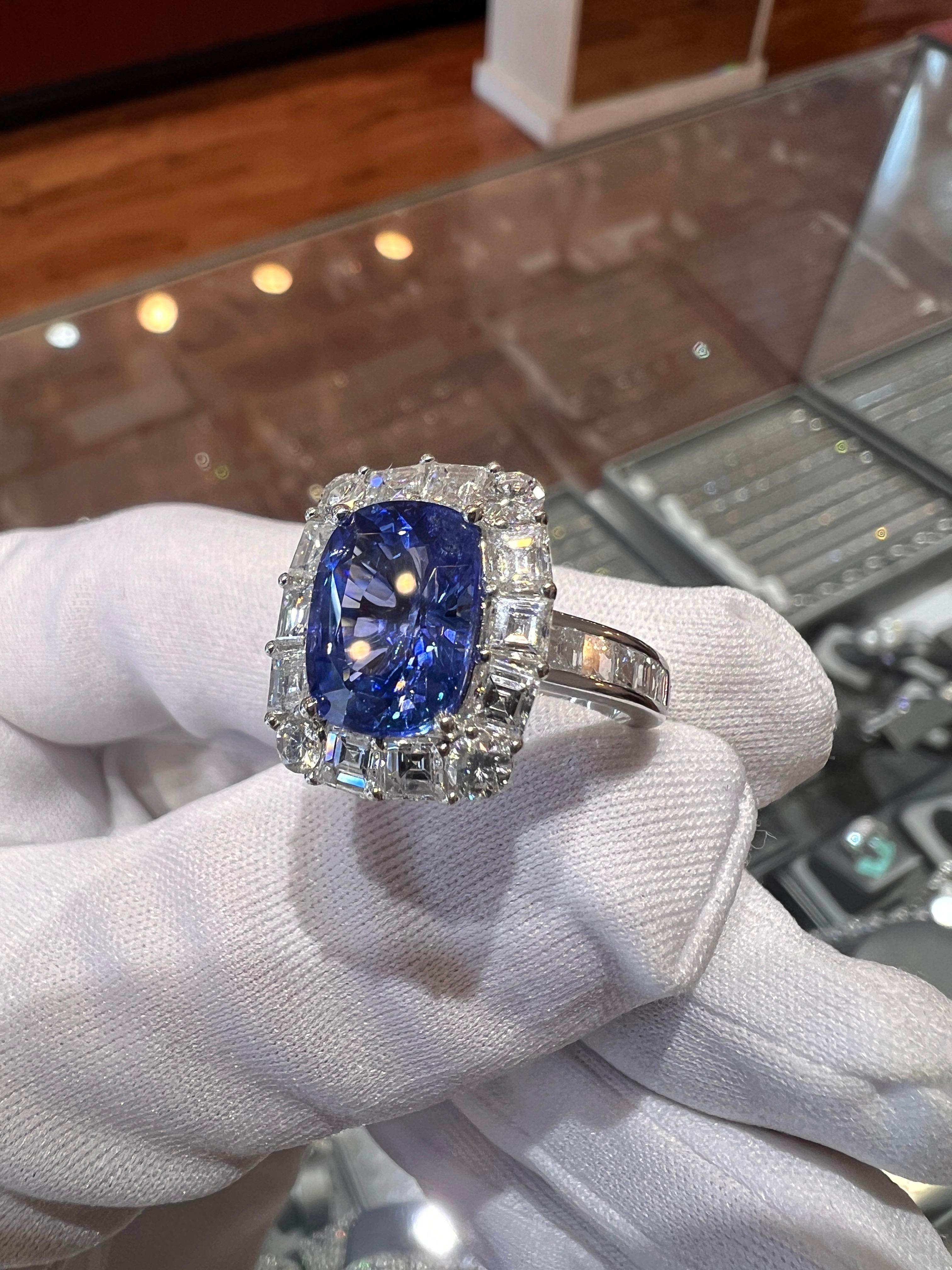 Taglio cuscino Anello aureola con zaffiro di Ceylon taglio cuscino allungato e diamante bianco taglio Asscher 5,14ct in vendita