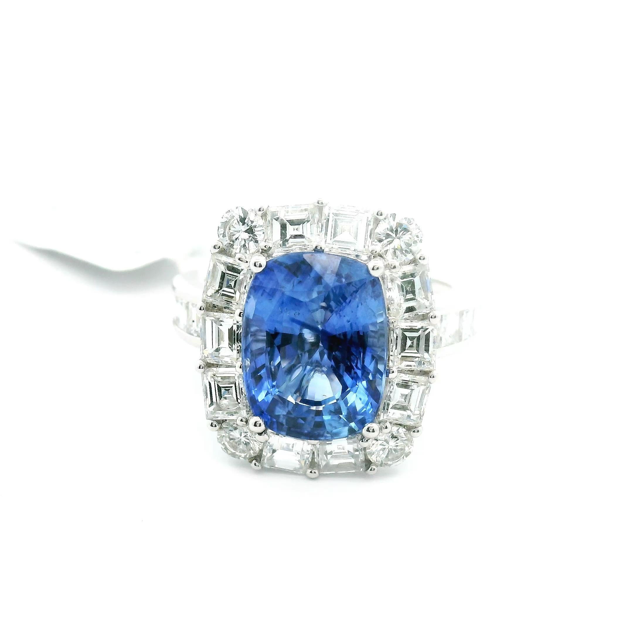 Anello aureola con zaffiro di Ceylon taglio cuscino allungato e diamante bianco taglio Asscher 5,14ct In condizioni Nuovo in vendita a Great Neck, NY