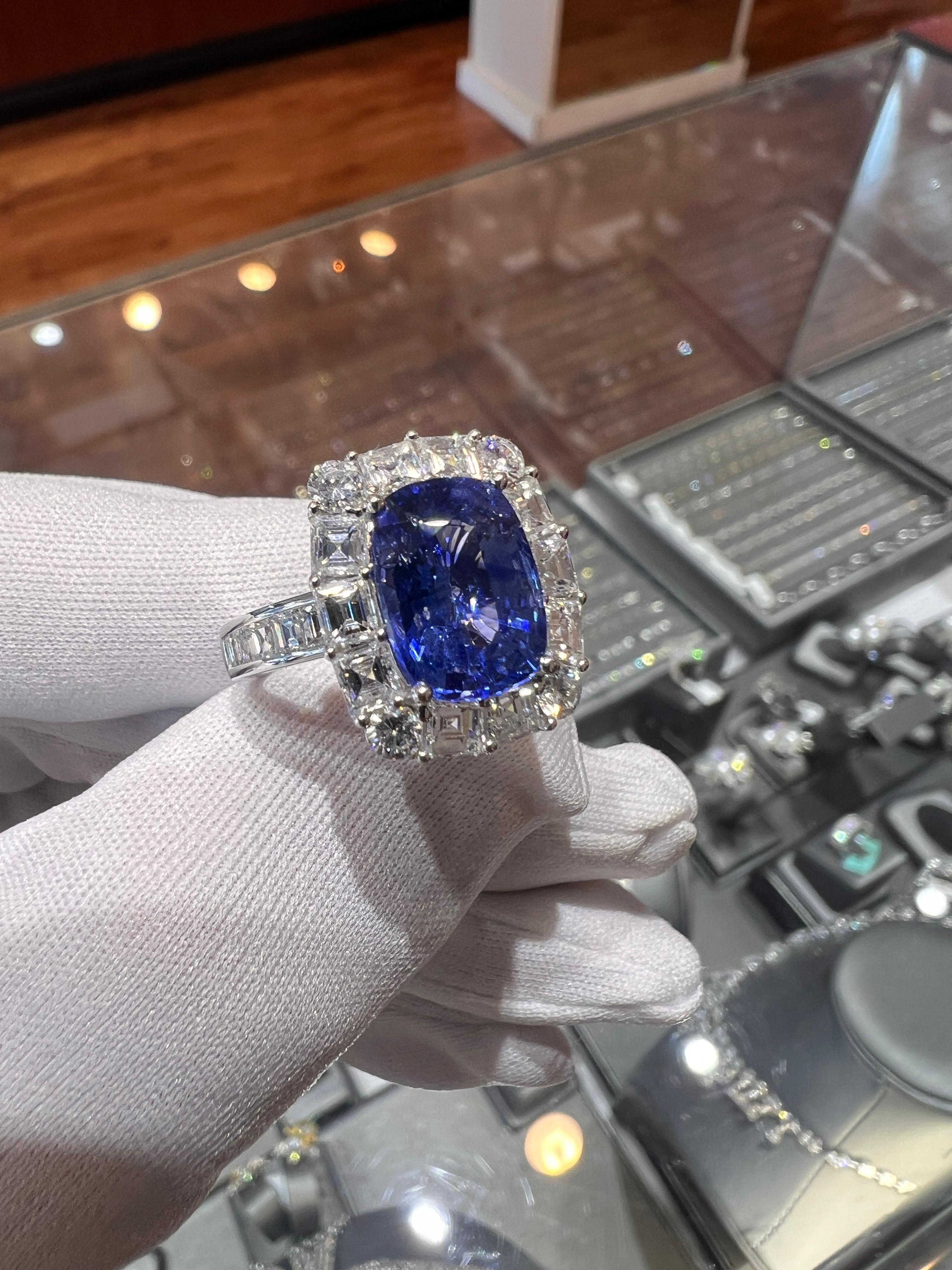 Anello aureola con zaffiro di Ceylon taglio cuscino allungato e diamante bianco taglio Asscher 5,14ct in vendita 1