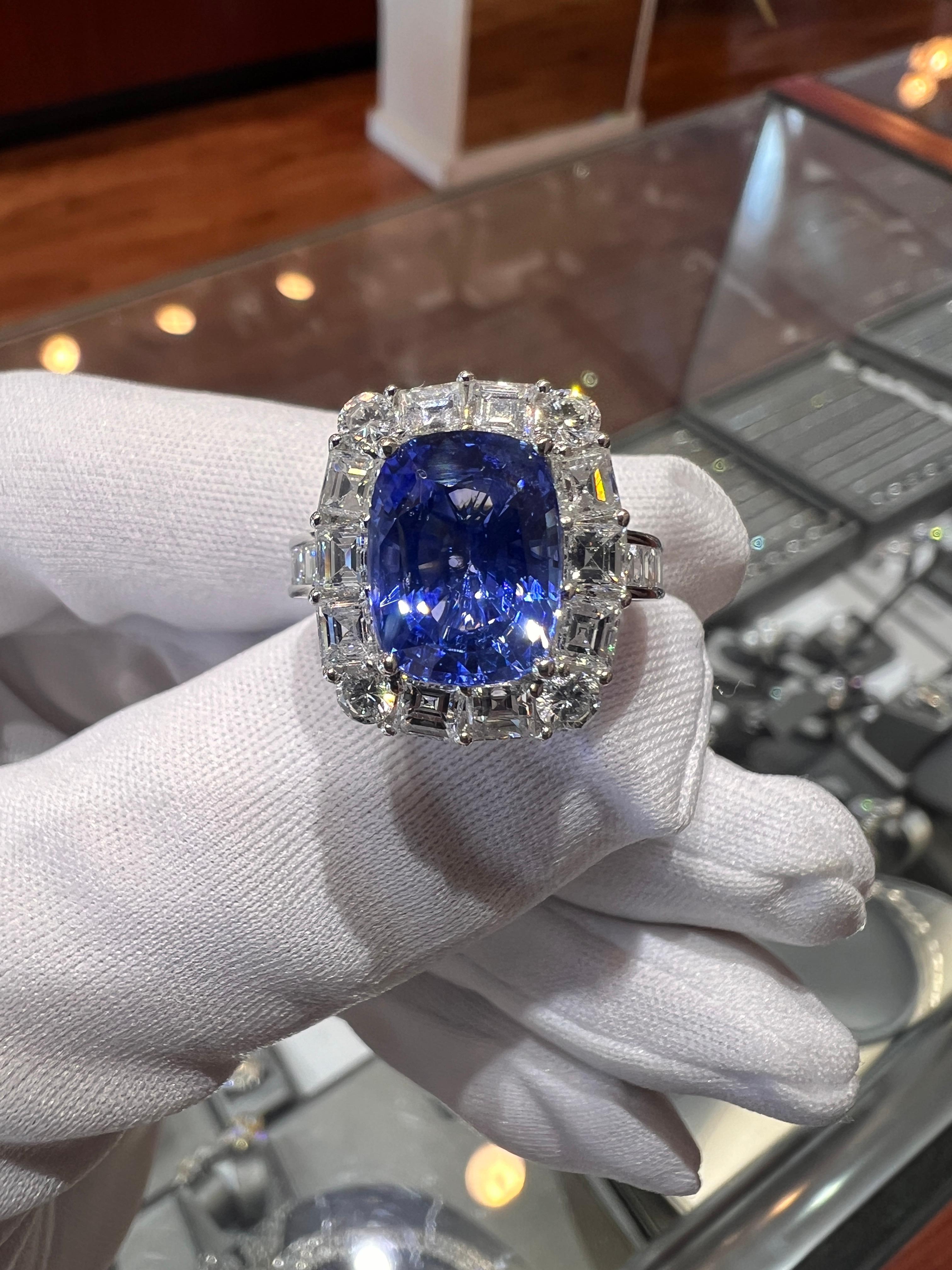 Anello aureola con zaffiro di Ceylon taglio cuscino allungato e diamante bianco taglio Asscher 5,14ct in vendita 3
