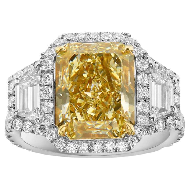 Anillo de tres piedras con diamante radiante alargado amarillo claro GIA de 5 quilates