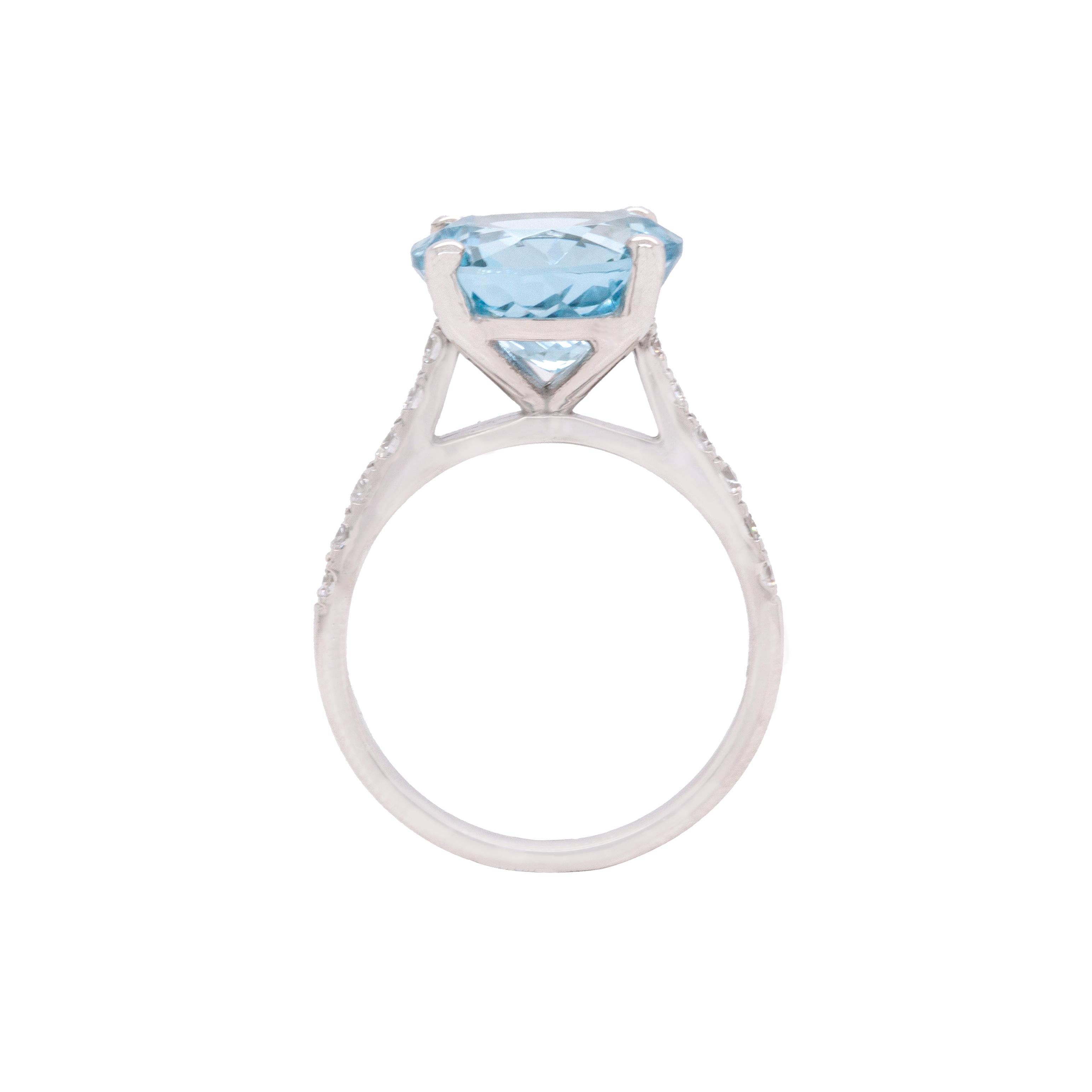 5.14ct Round Aquamarine and Diamond 18 Carat White Gold Engagement Ring In New Condition For Sale In London, GB