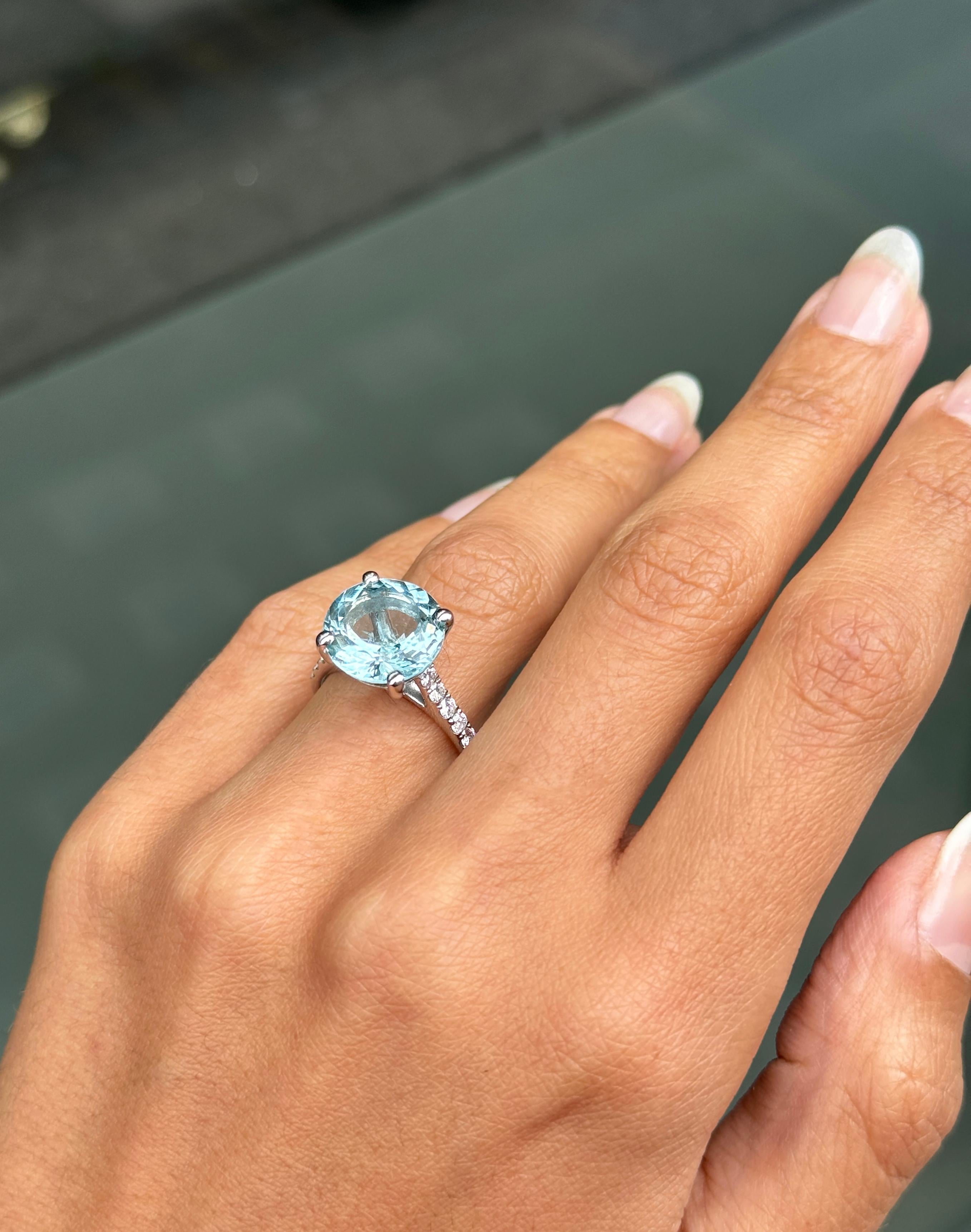 Women's 5.14ct Round Aquamarine and Diamond 18 Carat White Gold Engagement Ring For Sale