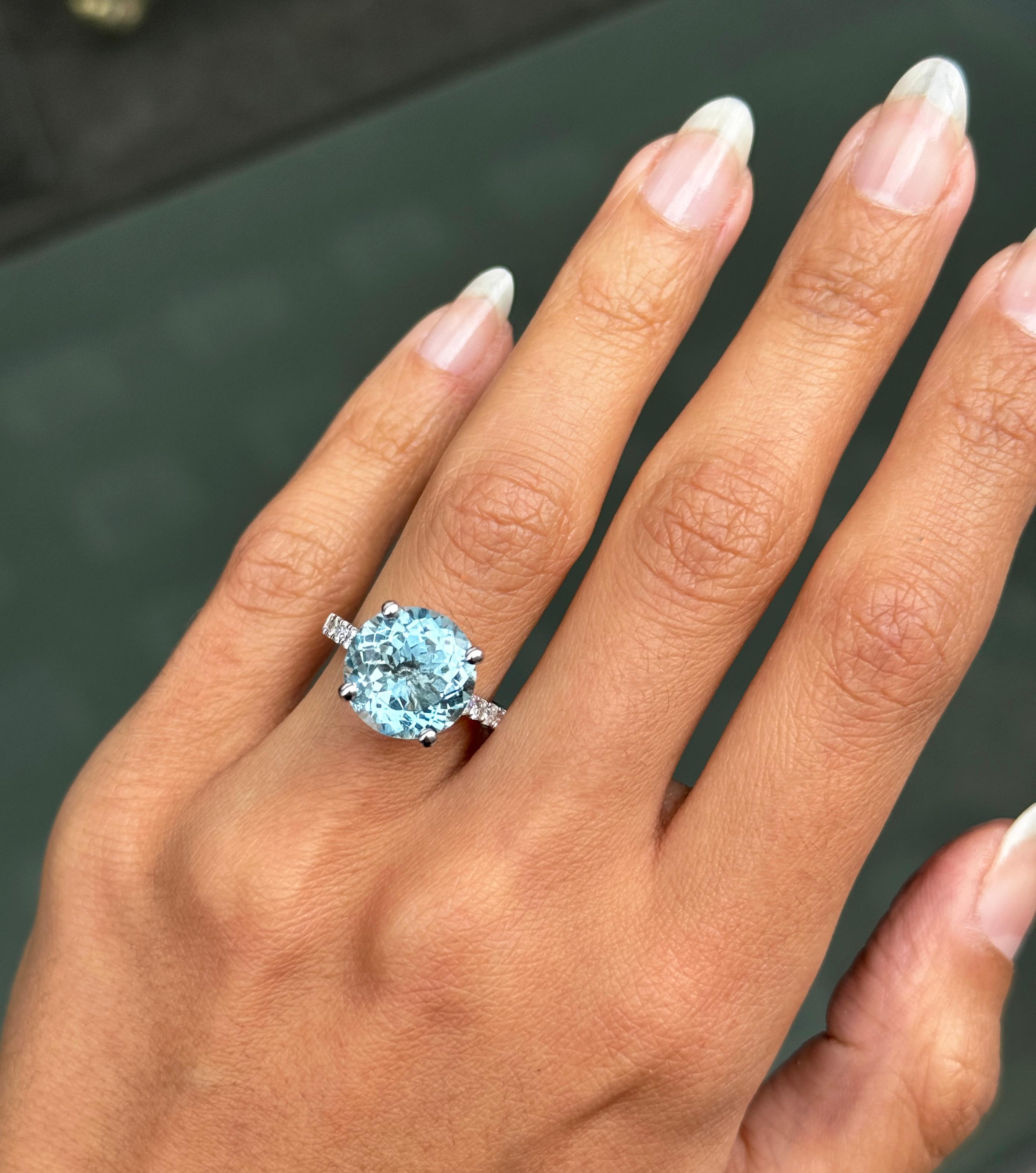 5.14ct Round Aquamarine and Diamond 18 Carat White Gold Engagement Ring For Sale 1