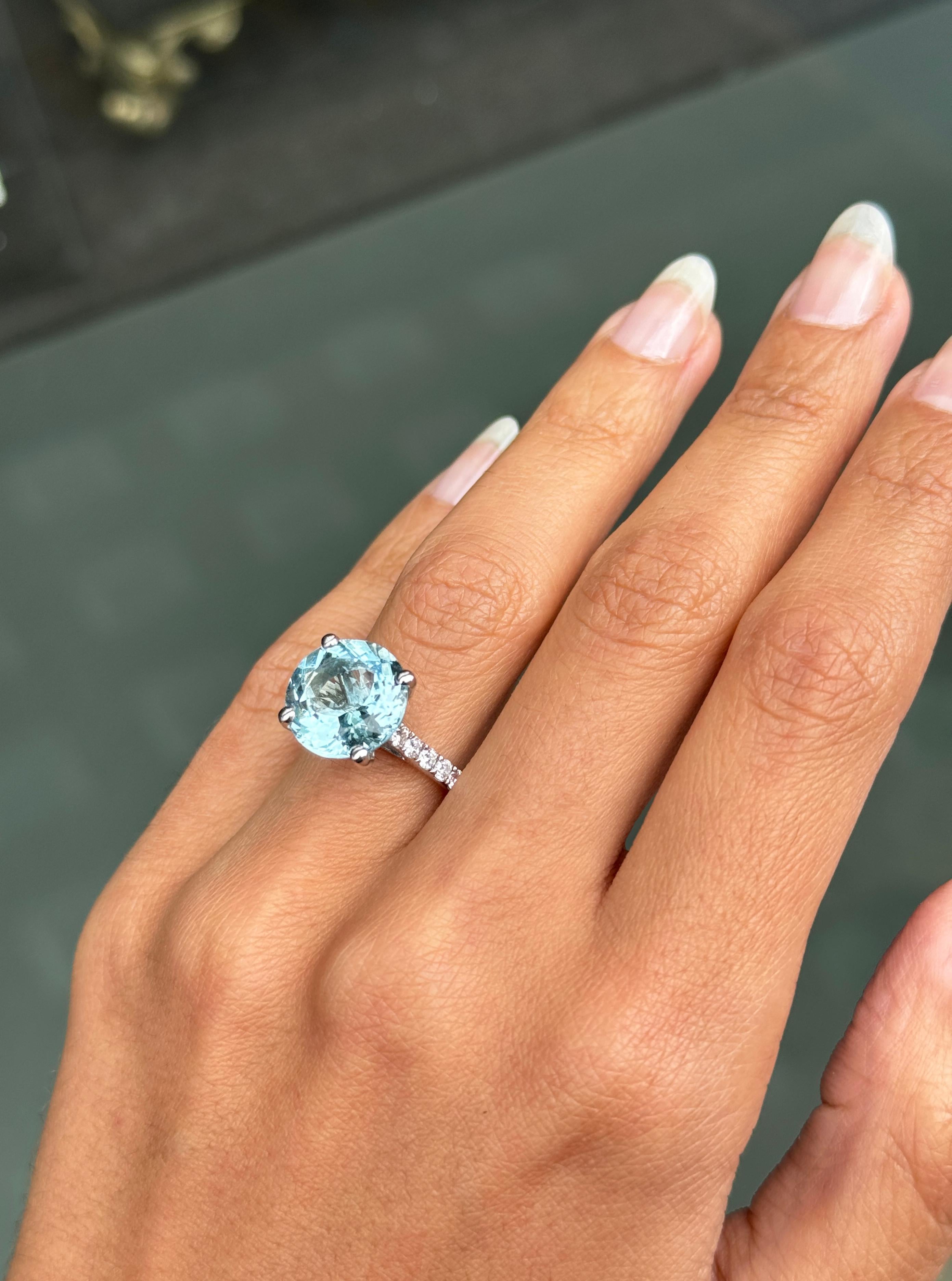 5.14ct Round Aquamarine and Diamond 18 Carat White Gold Engagement Ring For Sale 2
