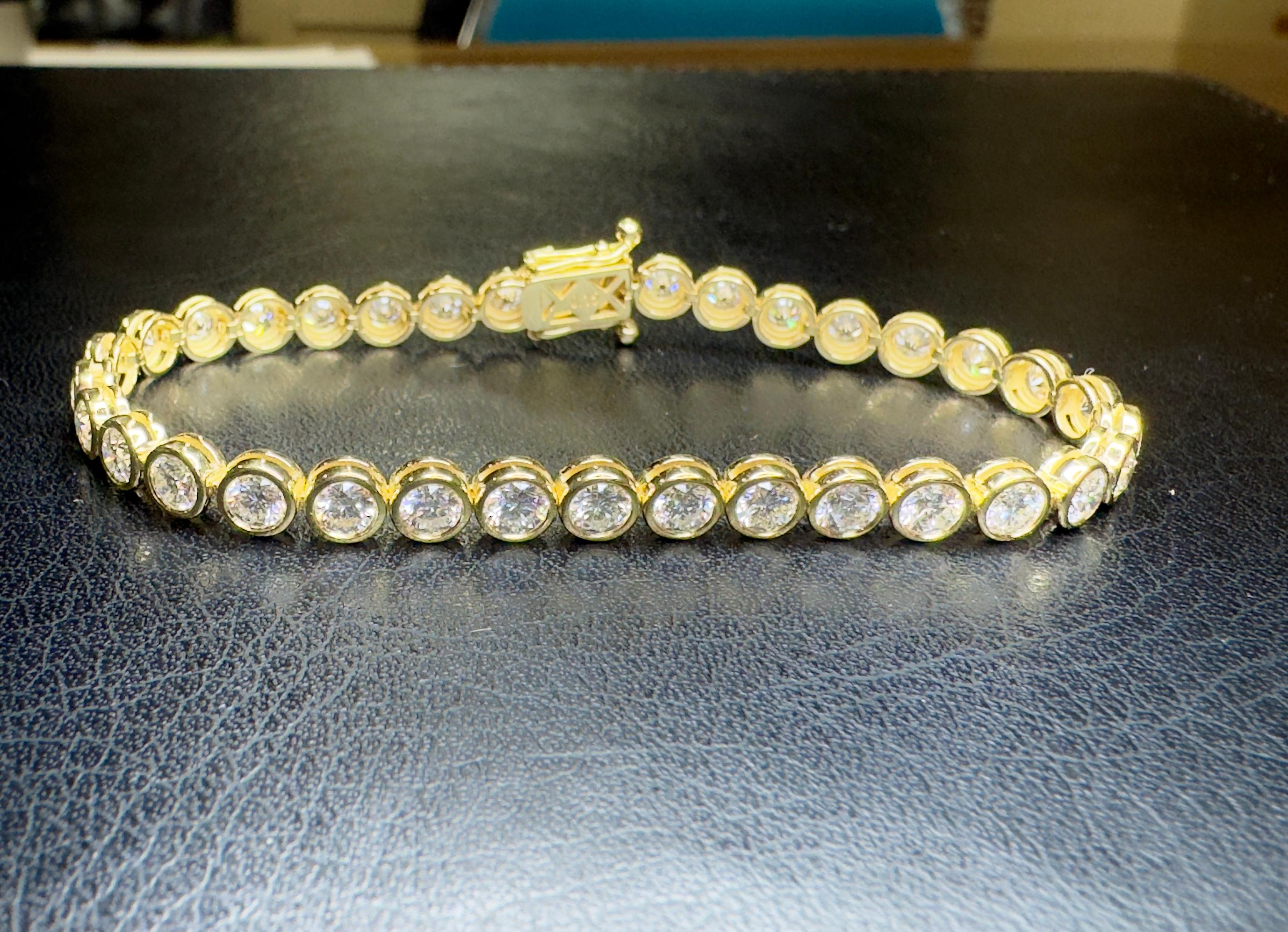 Tennisarmband aus 18 Karat Gelbgold mit 5,40 Karat natürlichen Diamanten in Lünettenfassung  (Art déco) im Angebot