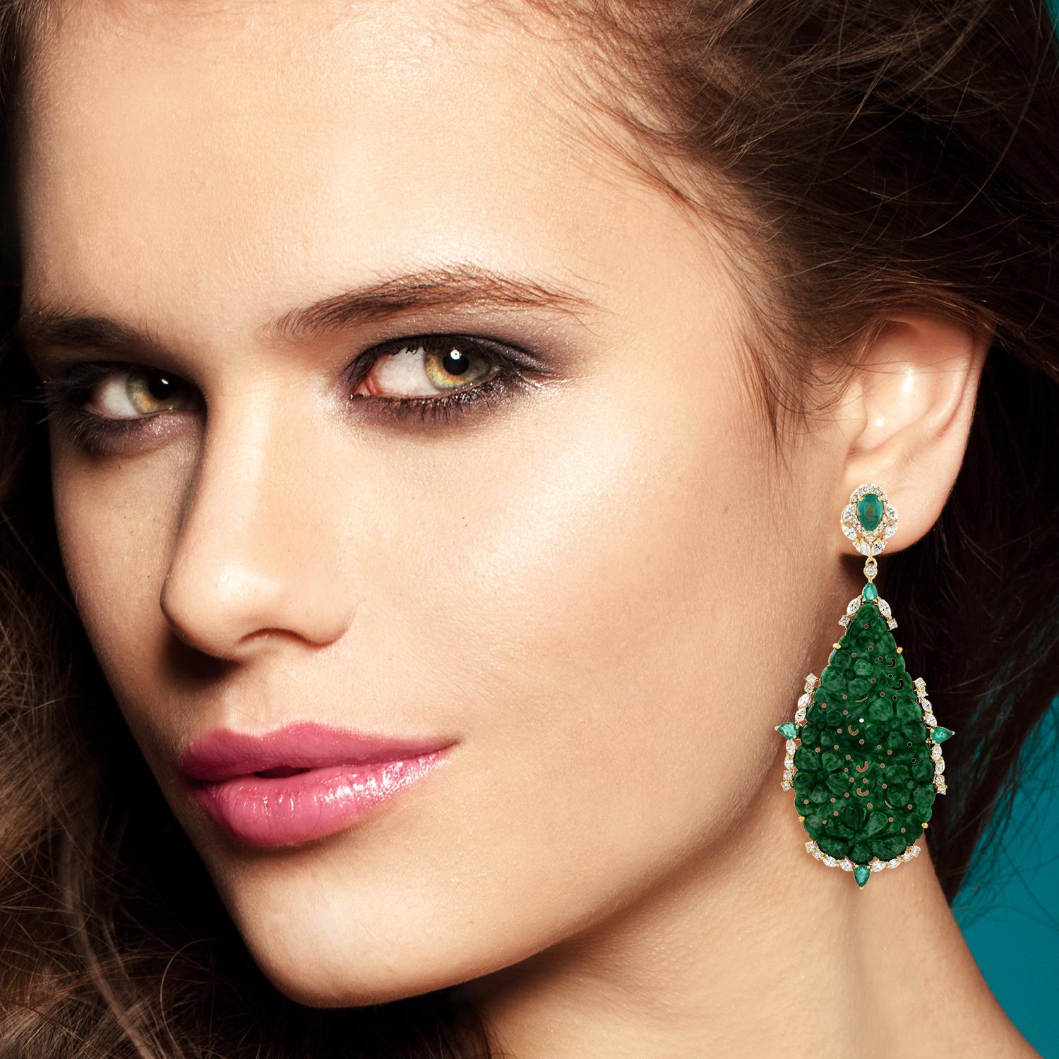 Diese atemberaubenden handgeschnitzten Jade-Ohrringe sind aus 18-karätigem Gold gefertigt. Er ist mit 51,5 Karat Jade, 2,46 Karat Smaragd und 2,82 Karat funkelnden Diamanten besetzt.

FOLLOW  MEGHNA JEWELS Storefront, um die neueste Collection'S und