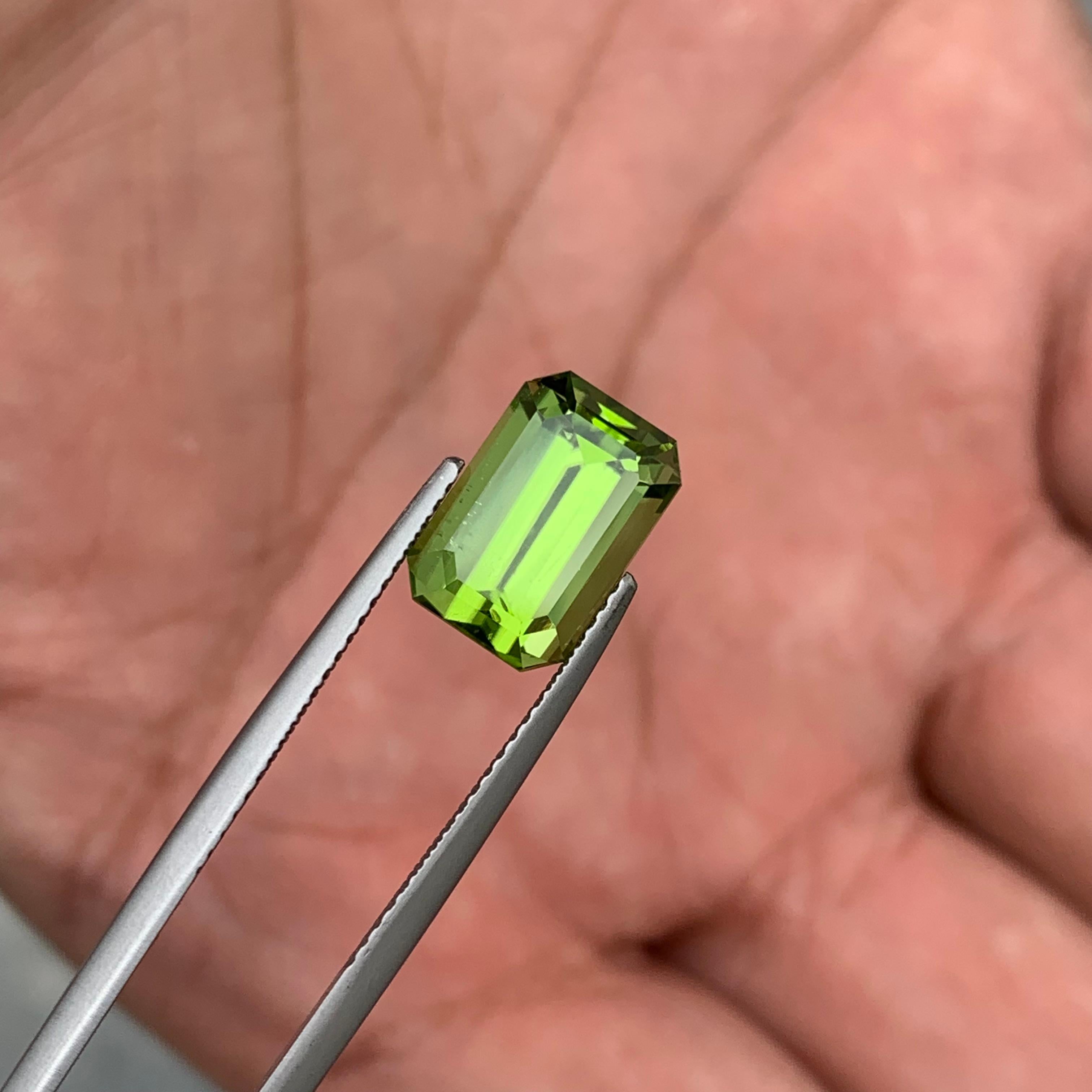 5.15 Carat Emerald Cut Faceted Apple Green Peridot Ring Gemstone from Pakistan 2