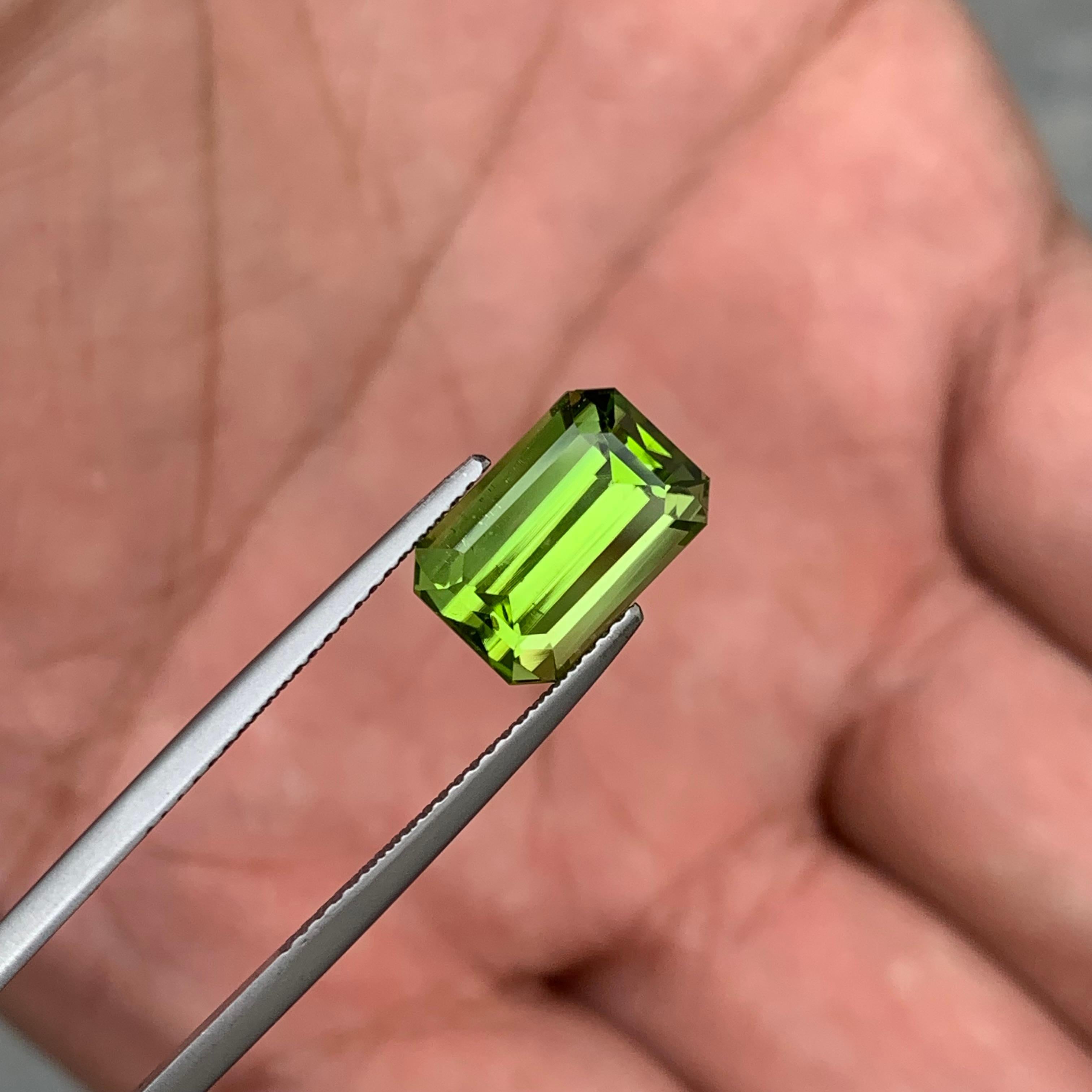 5.15 Carat Emerald Cut Faceted Apple Green Peridot Ring Gemstone from Pakistan In New Condition In Peshawar, PK