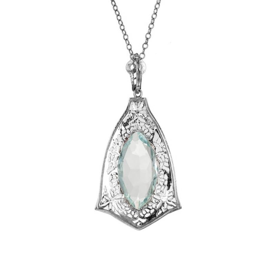 Collier Art Déco avec pendentif en filigrane en aigue-marine naturelle non traitée de 5.15 carats. circa 1940 

1 bleu Marquise Aqua, poids total approx. 5.15cts, VS
Or blanc 14k
De haut en bas : 36,85 mm ou 1,45 pouces
Largeur : 18,34 mm ou 0,72