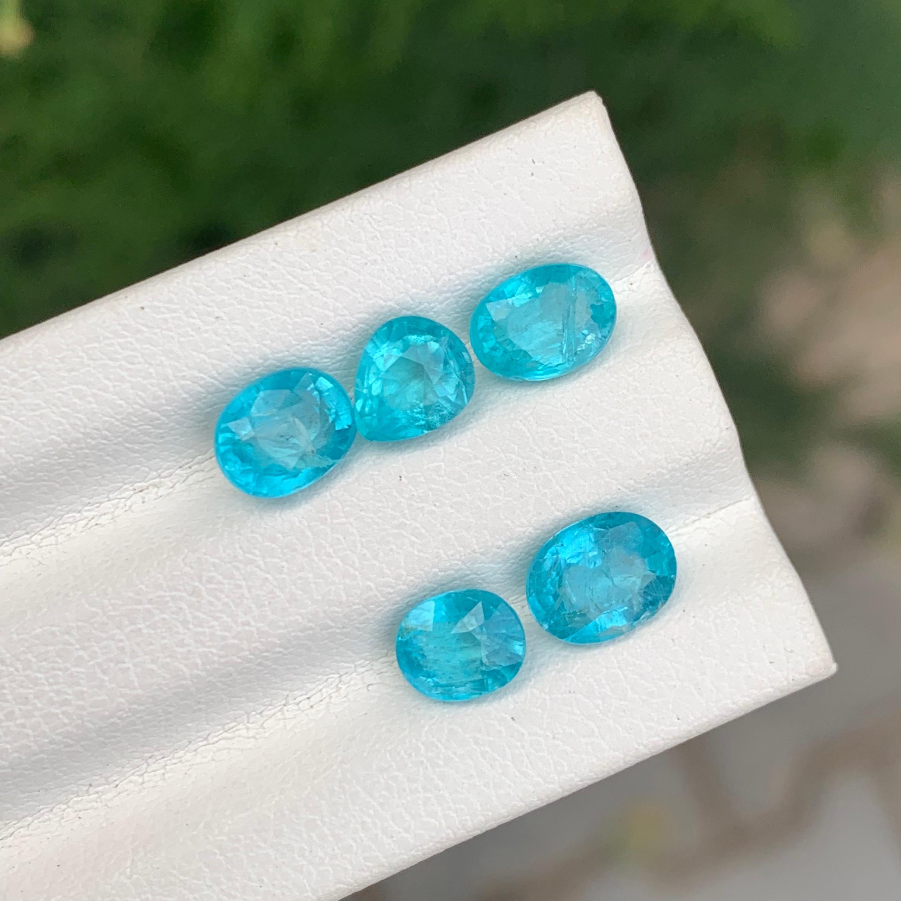 Gemma di apatite 

Peso: 5,15 carati
Dimensioni: Da 0,90 a 1,15 carati
Colore: Blu neon
Origine: Africa
Trattamento: Nessuno
Certificato: Su richiesta del cliente

L'apatite è una gemma bellissima e versatile, nota per i suoi colori vivaci e le sue