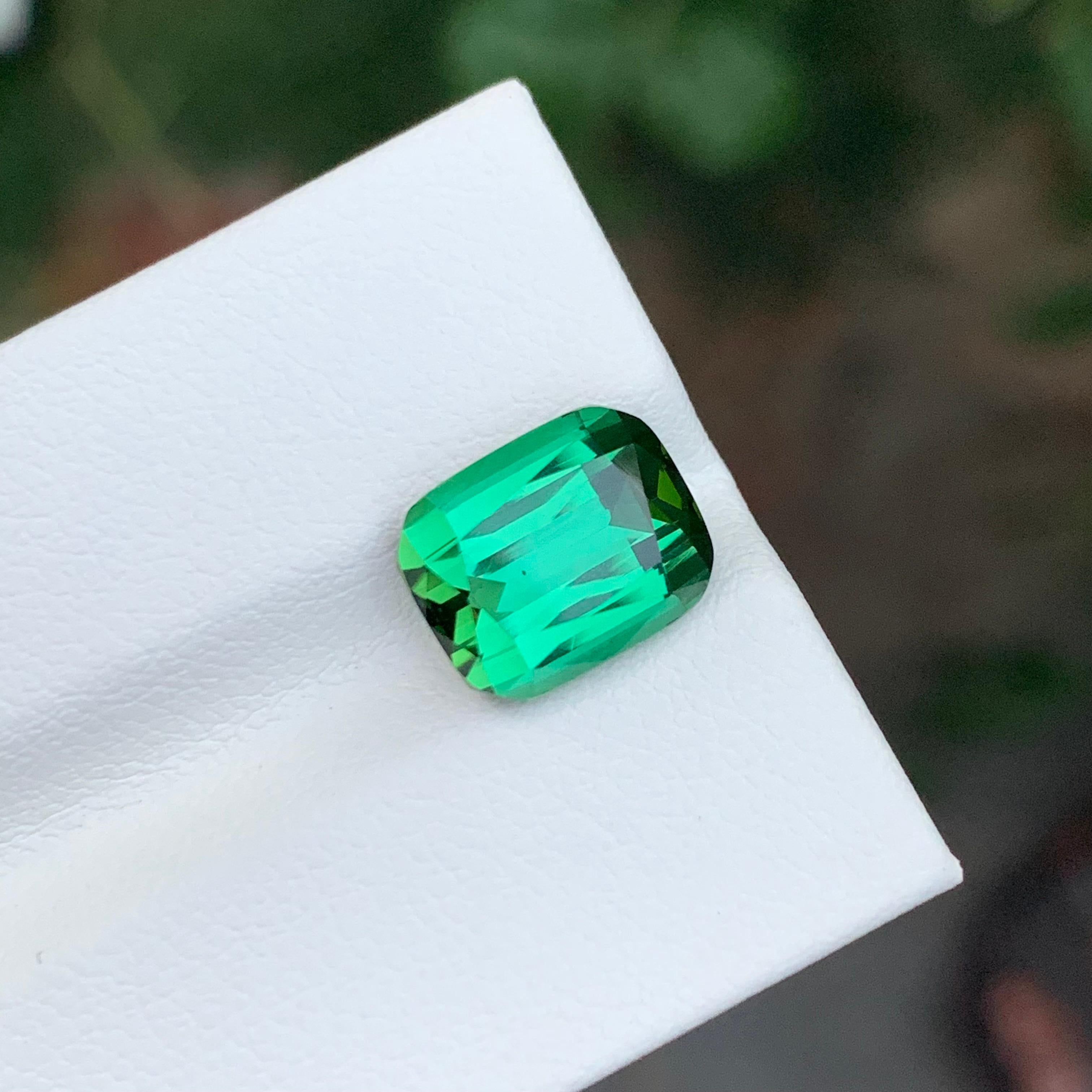 Gema natural suelta de turmalina verde de 5.15 quilates en forma de cojín Artes y manualidades en venta