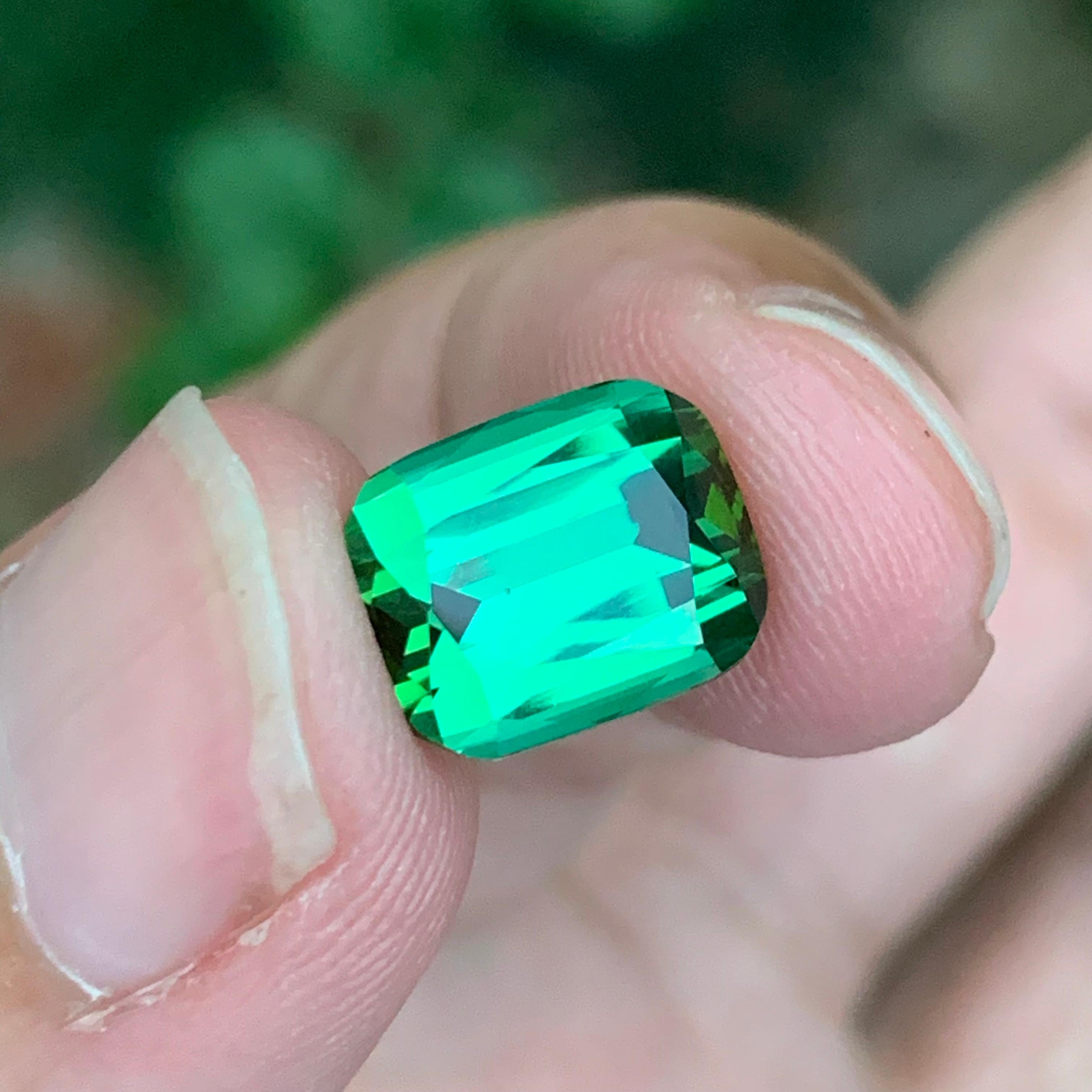 Gema natural suelta de turmalina verde de 5.15 quilates en forma de cojín en Nuevo estado para la venta en Peshawar, PK
