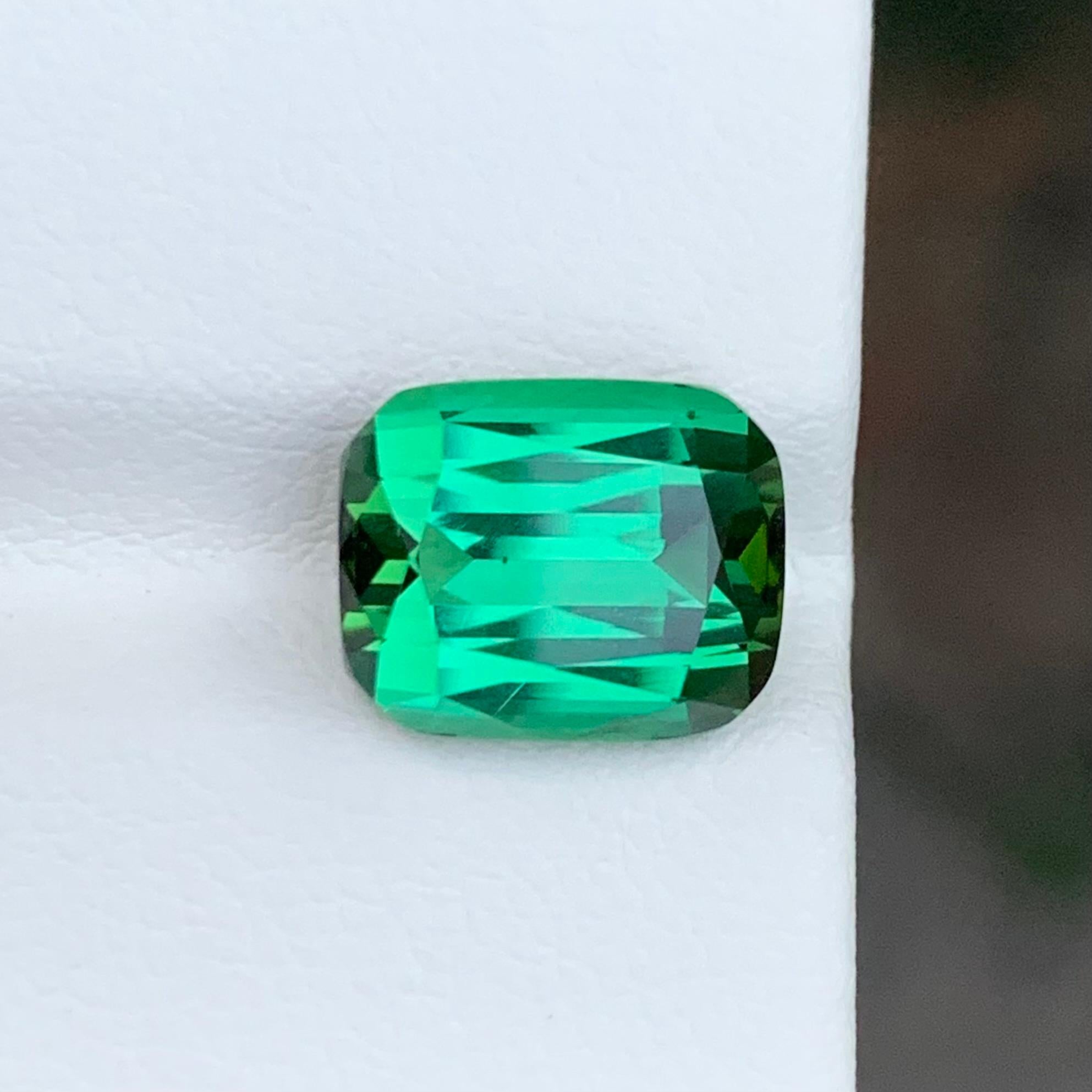 Femenino o masculino Gema natural suelta de turmalina verde de 5.15 quilates en forma de cojín en venta