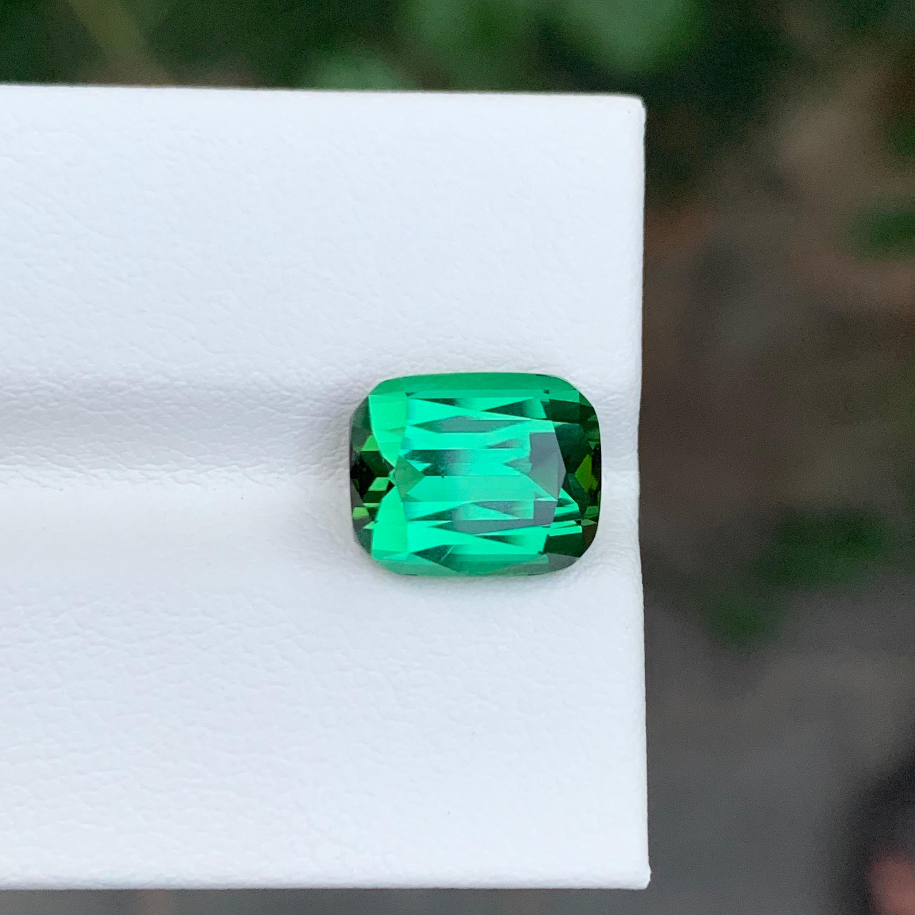 Gema natural suelta de turmalina verde de 5.15 quilates en forma de cojín en venta 1