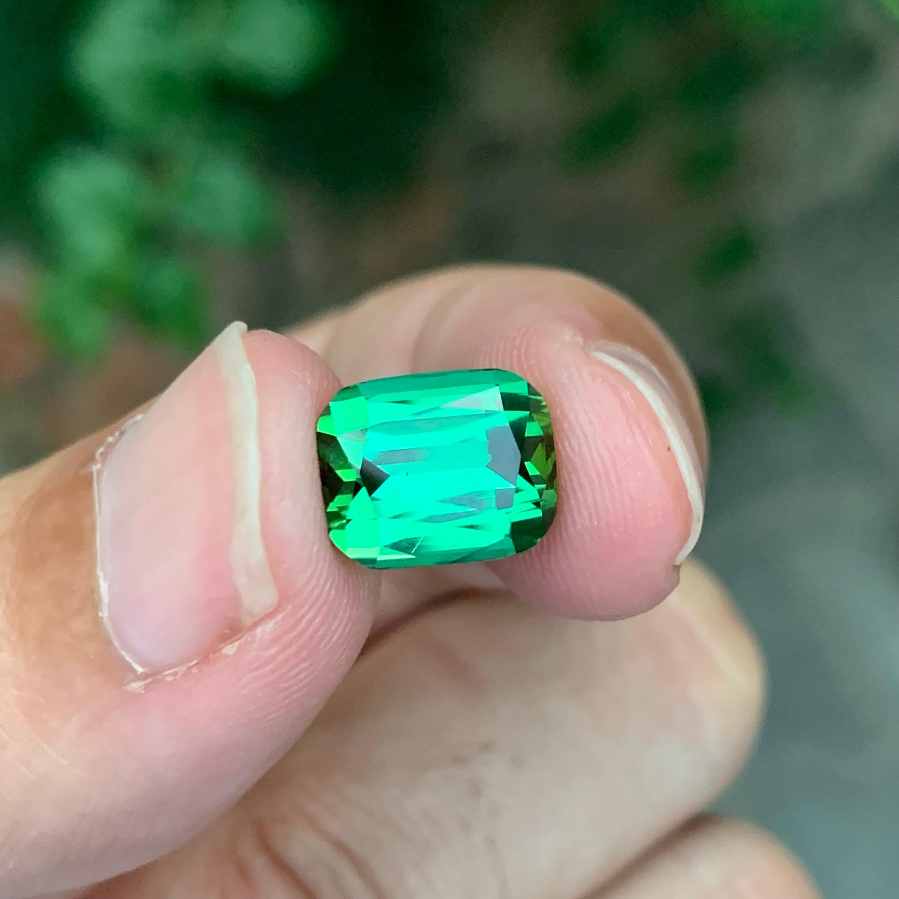 Gema natural suelta de turmalina verde de 5.15 quilates en forma de cojín en venta 2
