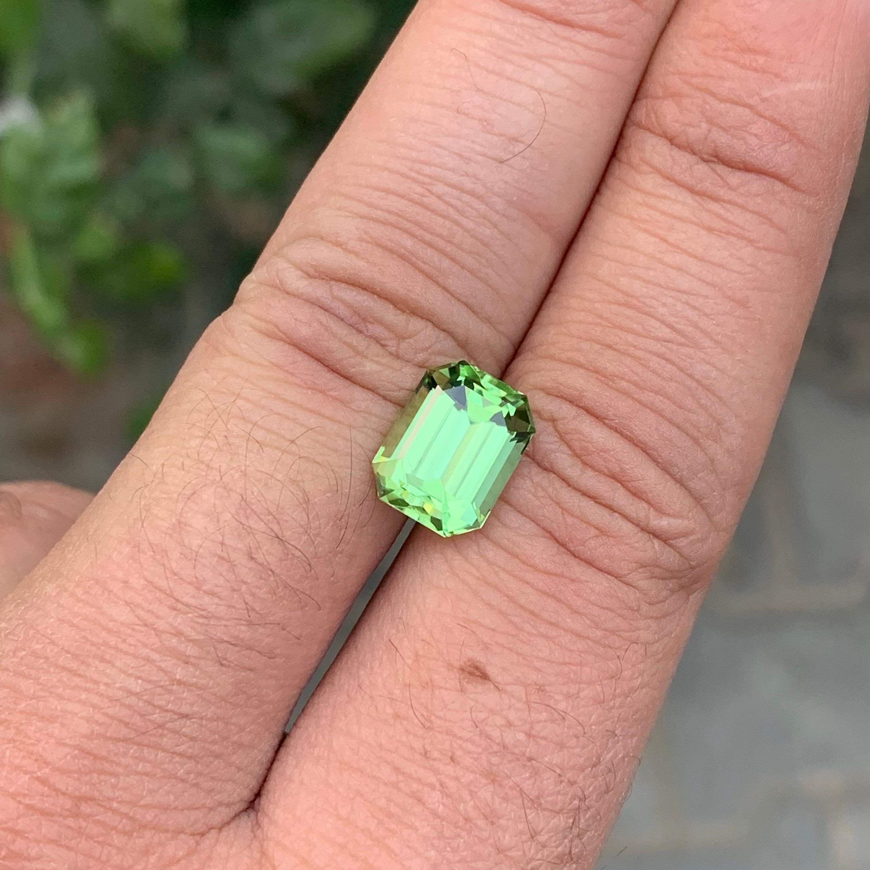 5,15 Karat natürlicher loser birnengrüner Peridot in Smaragdform Edelstein im Angebot 4