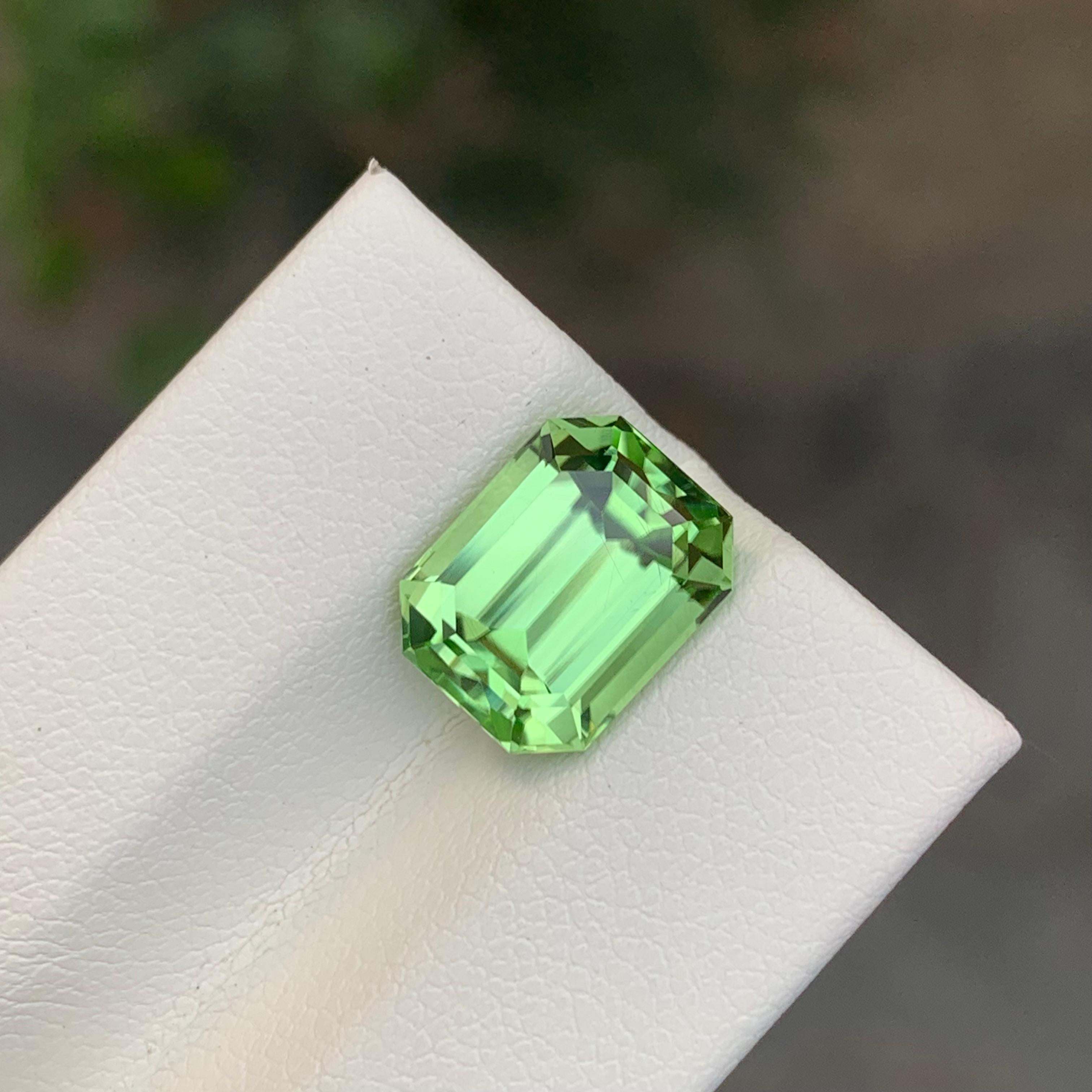 5,15 Karat natürlicher loser birnengrüner Peridot in Smaragdform Edelstein (Smaragdschliff) im Angebot