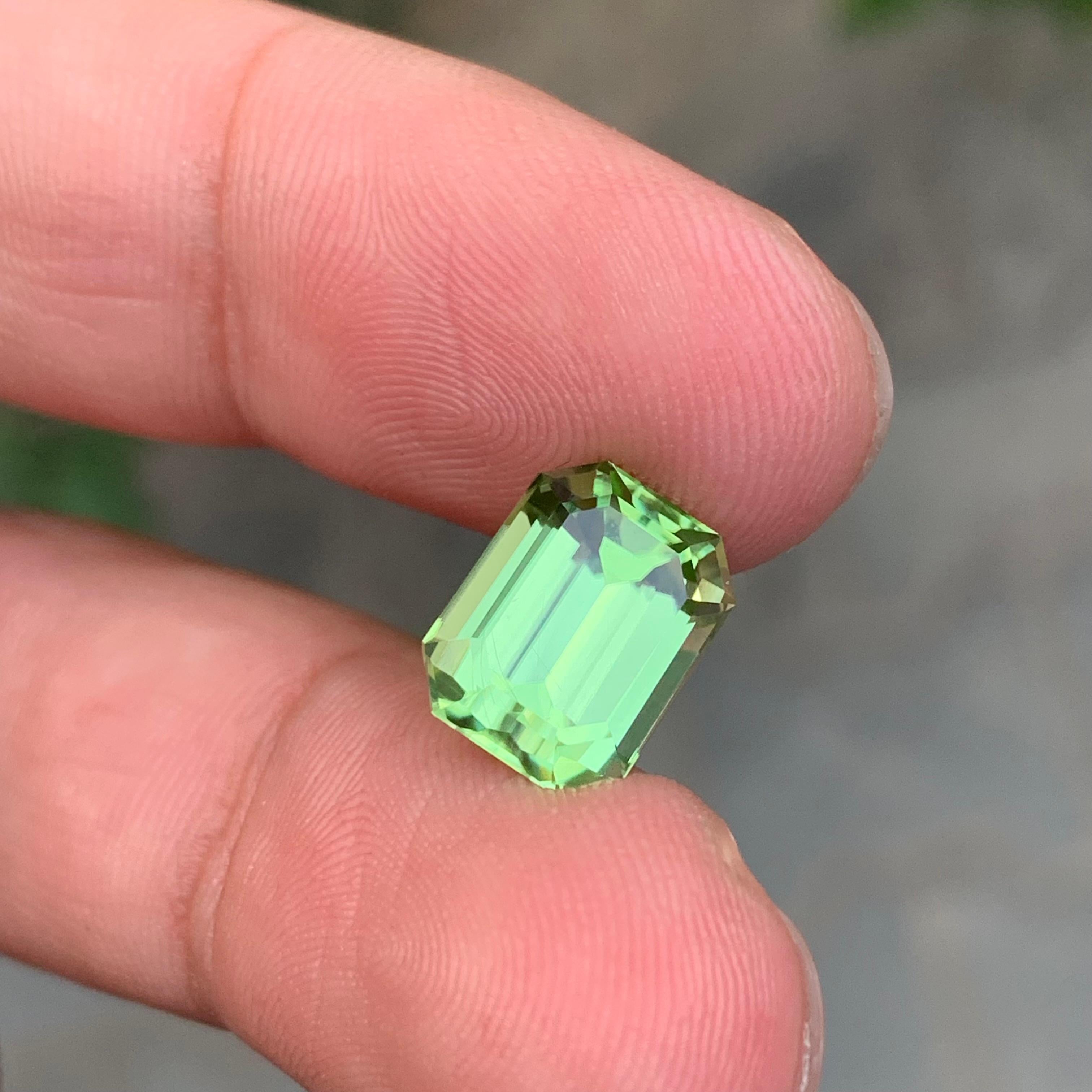 5,15 Karat natürlicher loser birnengrüner Peridot in Smaragdform Edelstein im Angebot 2